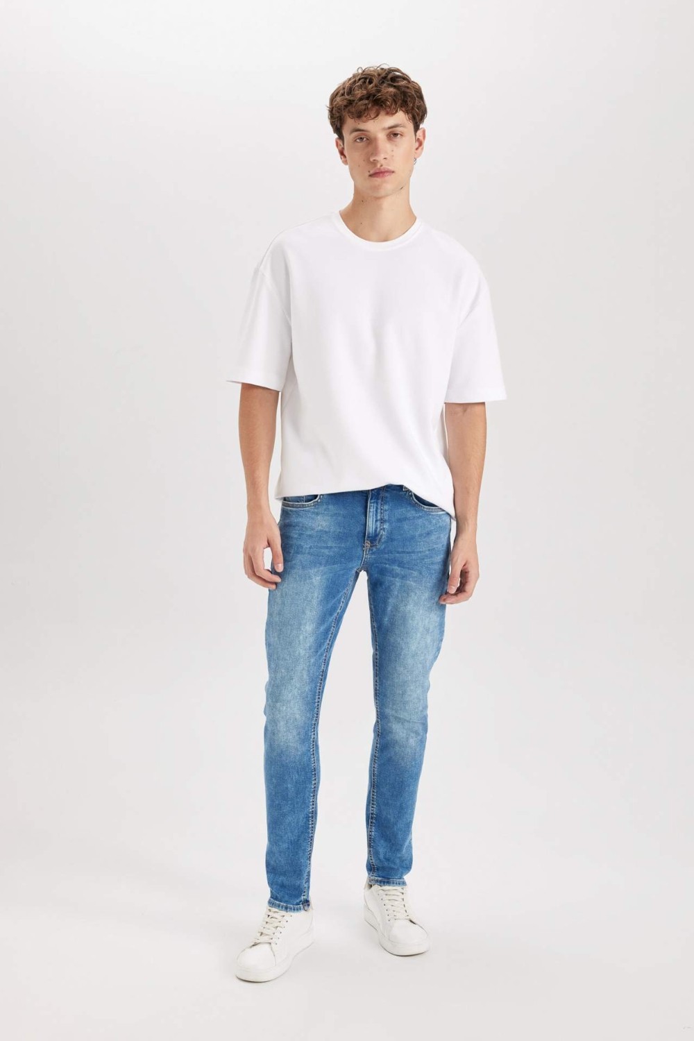 DeFacto Carlo Skinny Fit Ekstra Dar Kalıp Normal Bel Ekstra Dar Paça Jean Pantolon B4672AX24SP görsel 3