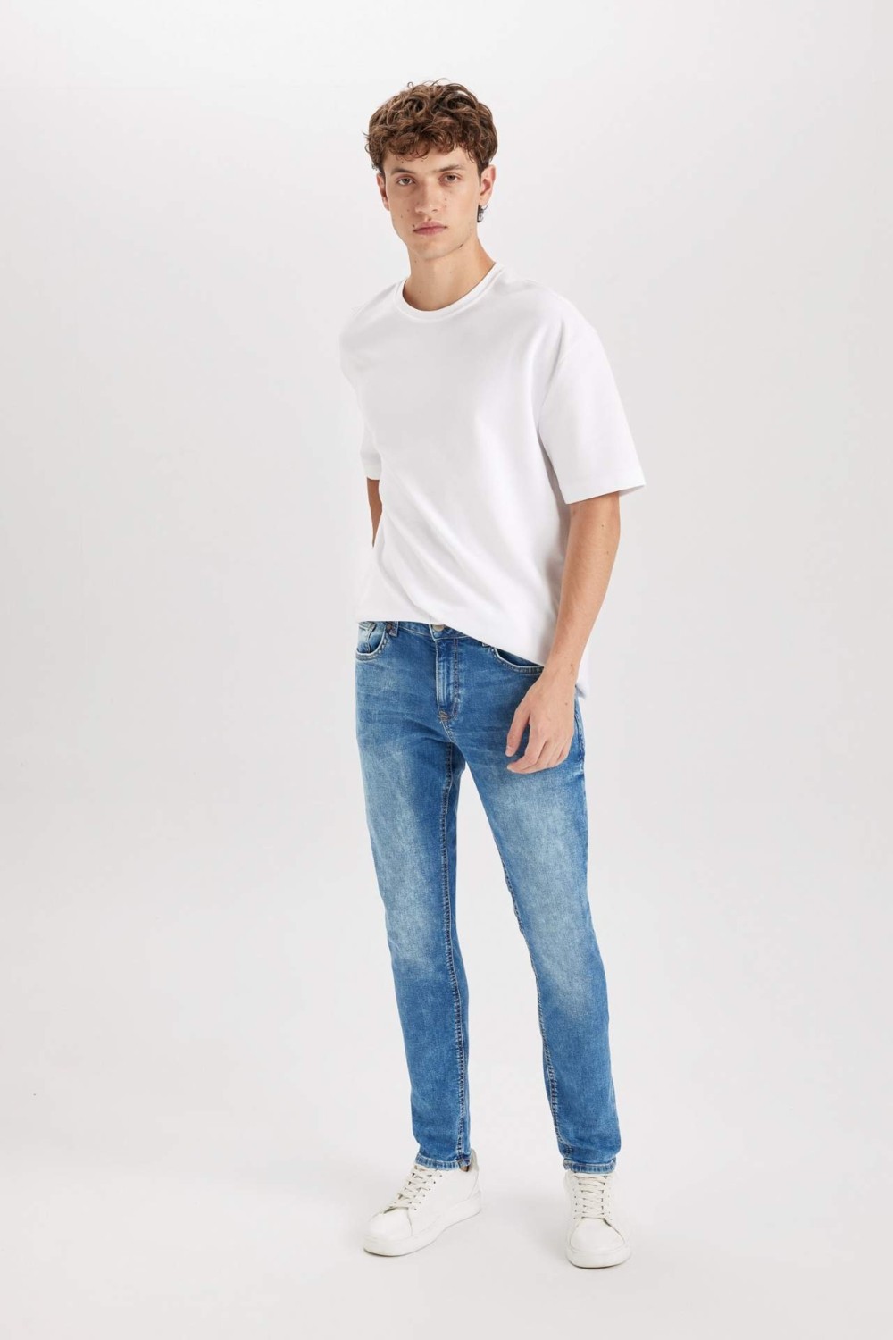 DeFacto Carlo Skinny Fit Ekstra Dar Kalıp Normal Bel Ekstra Dar Paça Jean Pantolon B4672AX24SP görsel 4