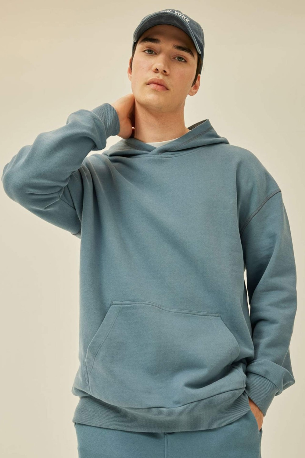 DeFacto Comfort Regular Fit Rahat Kalıp Kapüşonlu Kanguru Cepli Basic Düz Sweatshirt