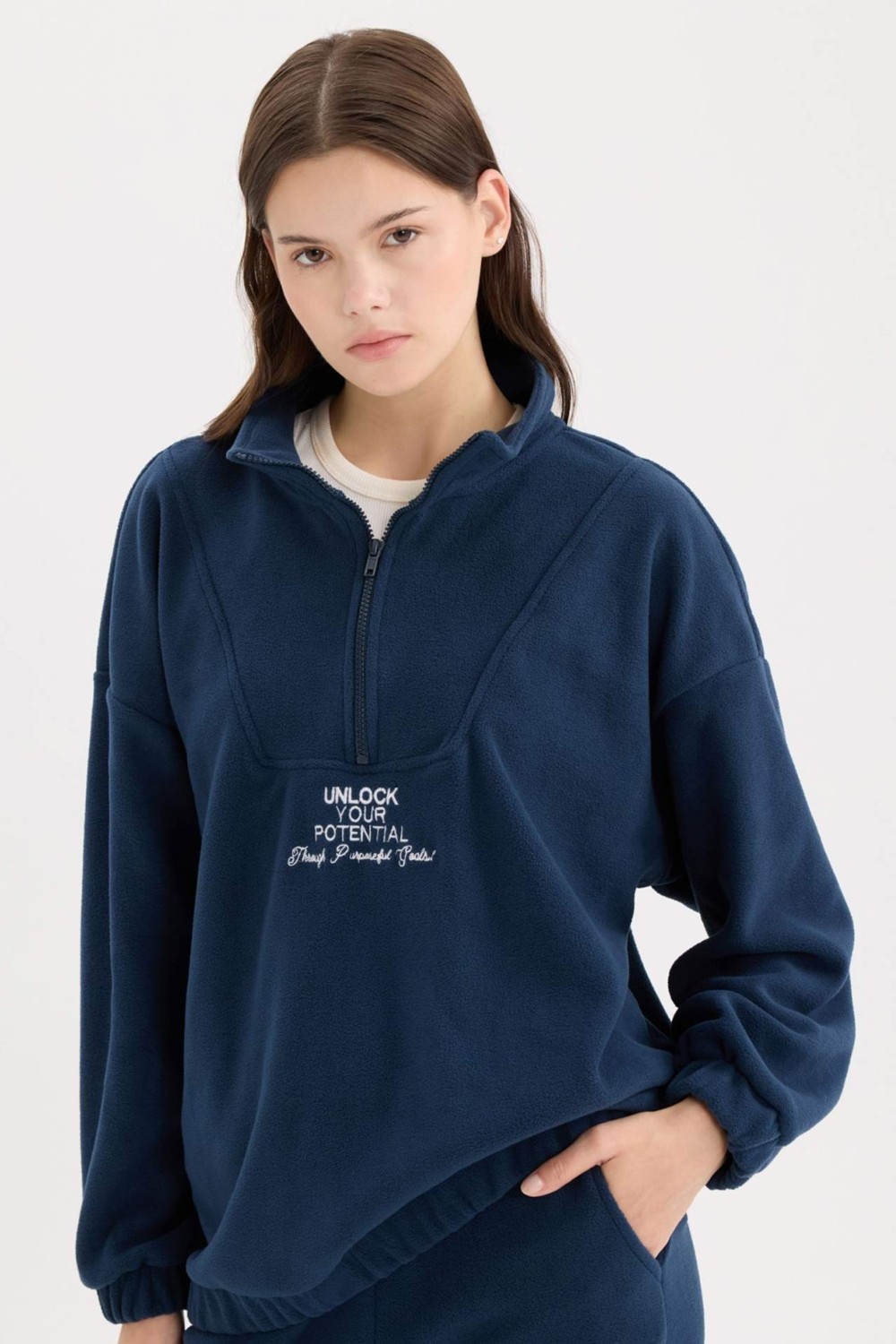 DeFacto Oversize Geniş Kalıp Fermuarlı Dik Yaka Nakışlı Polar Sweatshirt Y2649AZ24WN