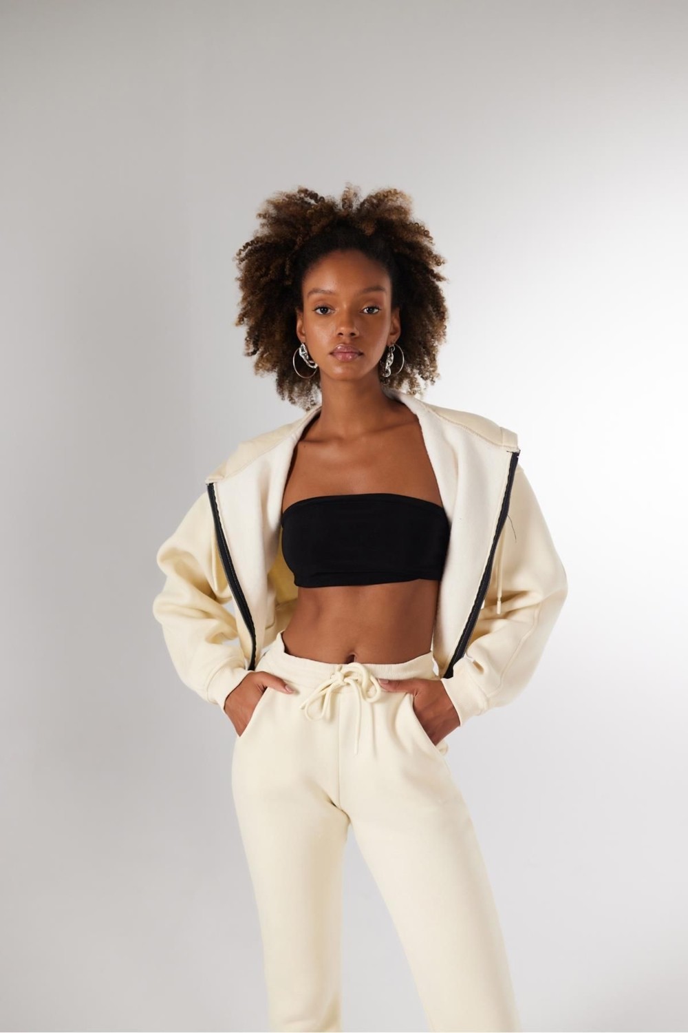 Holly Lolly Kadın Siyah Kapüşonlu Uzun Kol Fermuarlı Crop Mixed Sweat görsel 3