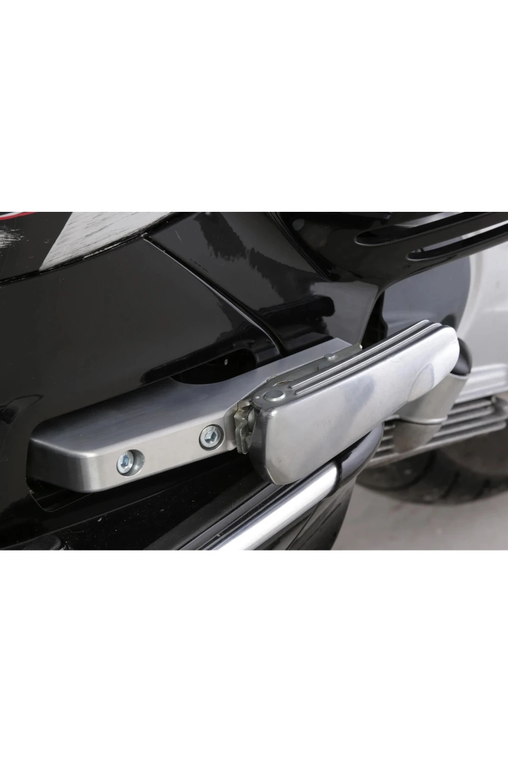 Resim SIP Vespa GTS-GTV Yolcu Ayak Basma Genişletme Aparatı *Parlak Gümüş* / SIP 