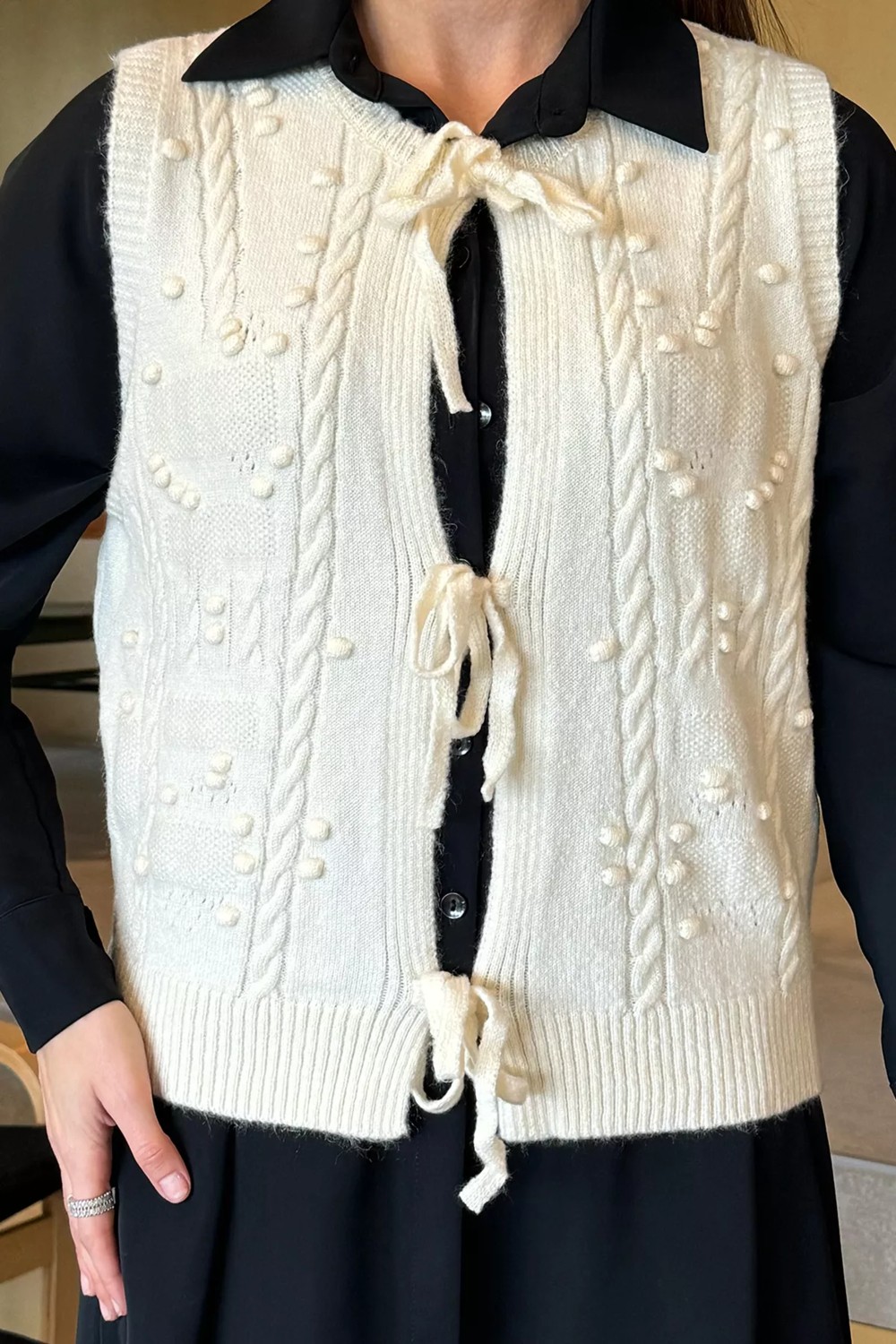 Gülseli Kadın Örgü Desenli Bağlamalı Triko Yelek görsel 3