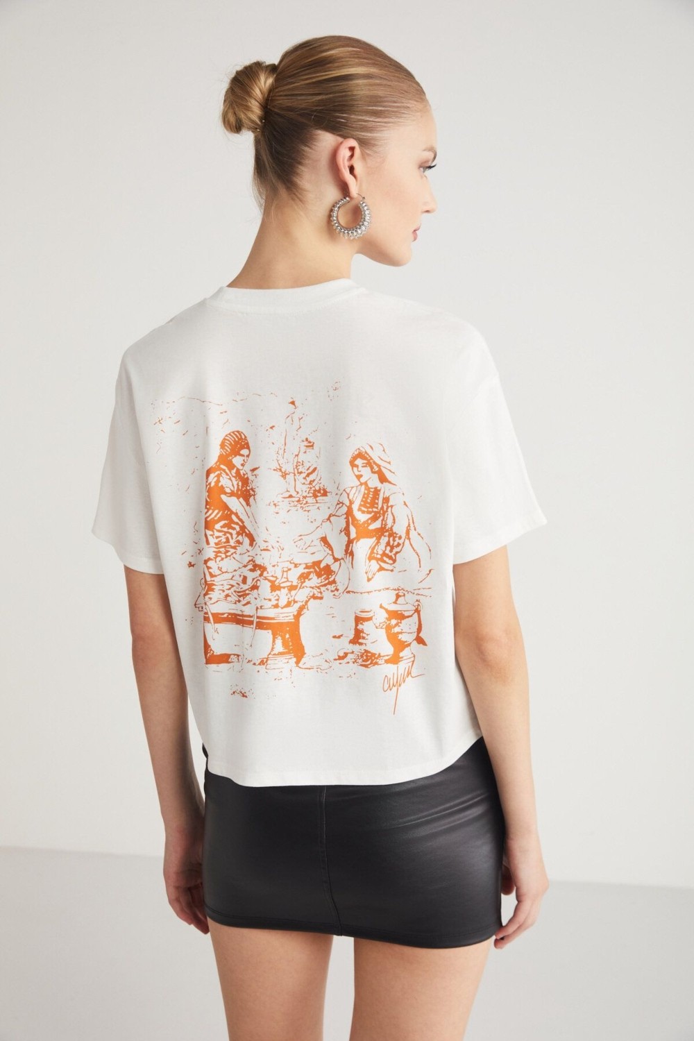 Grimelange Fına Kadın Sırt Baskı Detaylı Regular Fit Bisiklet Yakalı %100 Organik Pamuklu Ekru T-shirt