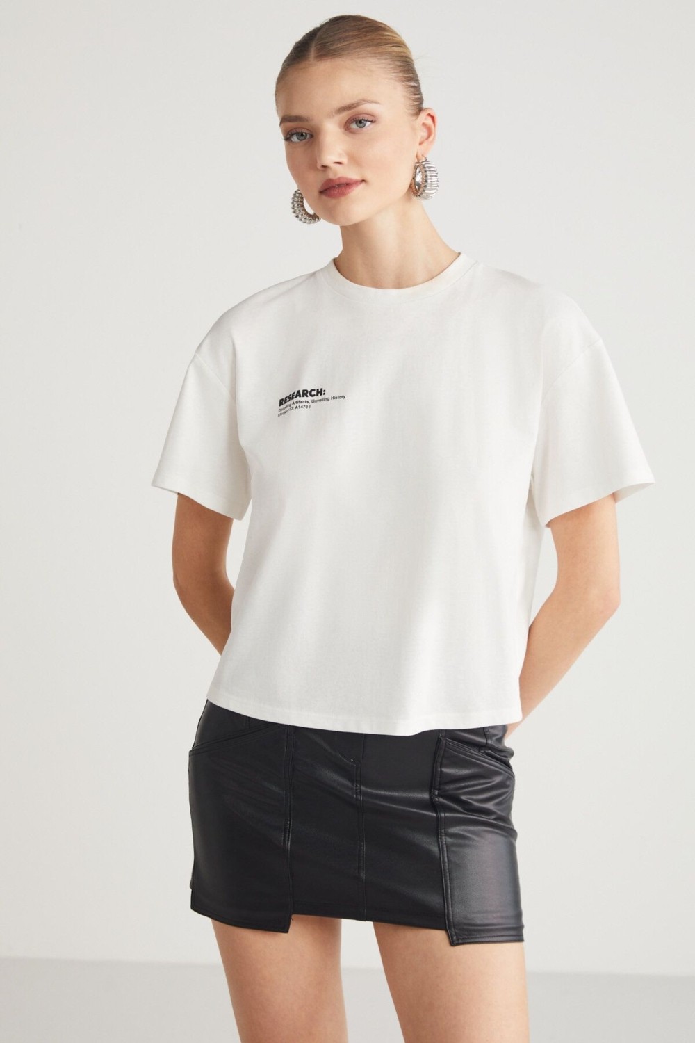 Grimelange Fına Kadın Sırt Baskı Detaylı Regular Fit Bisiklet Yakalı %100 Organik Pamuklu Ekru T-shirt görsel 2
