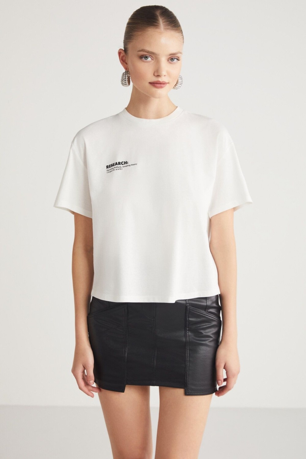 Grimelange Fına Kadın Sırt Baskı Detaylı Regular Fit Bisiklet Yakalı %100 Organik Pamuklu Ekru T-shirt görsel 4