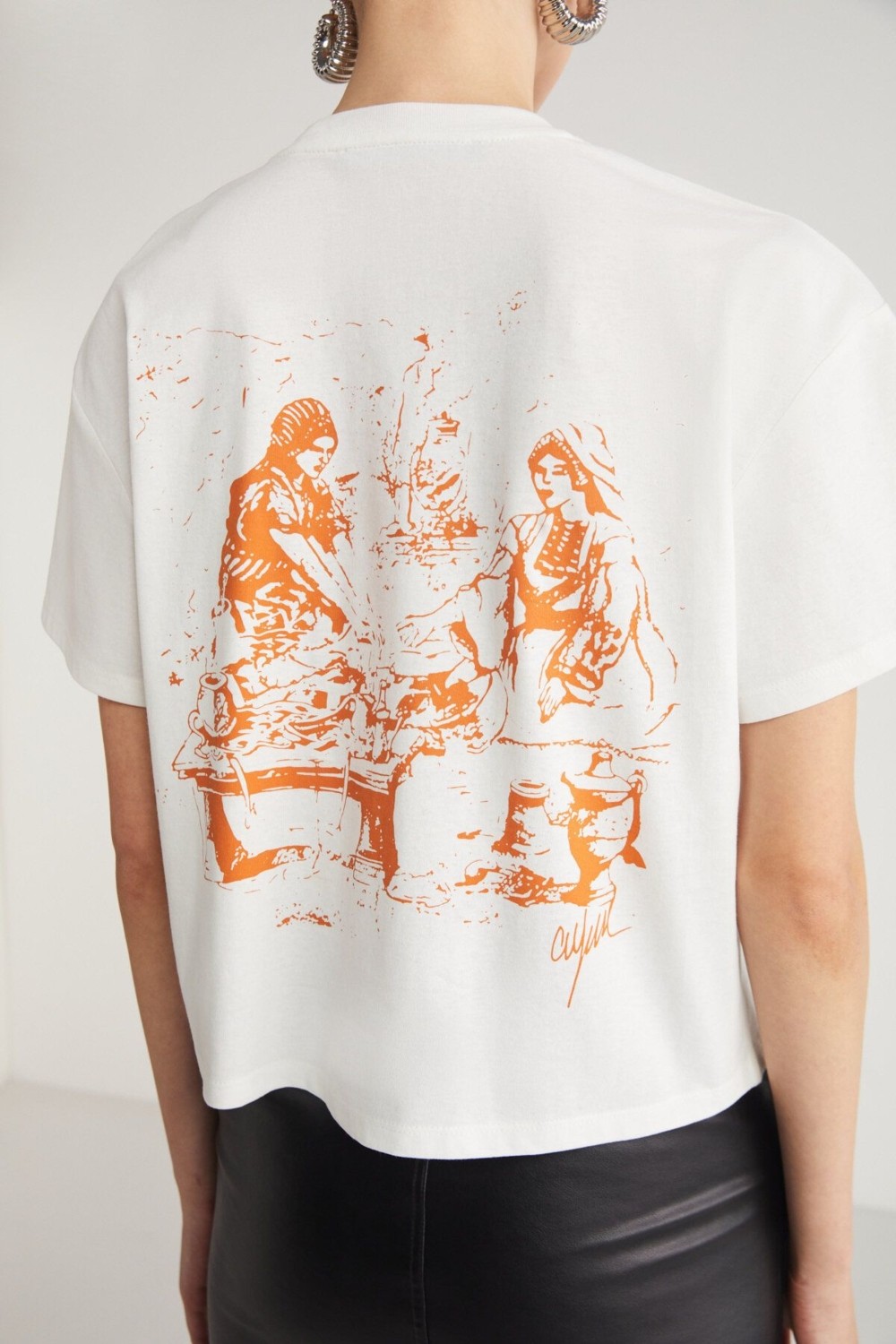 Grimelange Fına Kadın Sırt Baskı Detaylı Regular Fit Bisiklet Yakalı %100 Organik Pamuklu Ekru T-shirt görsel 5