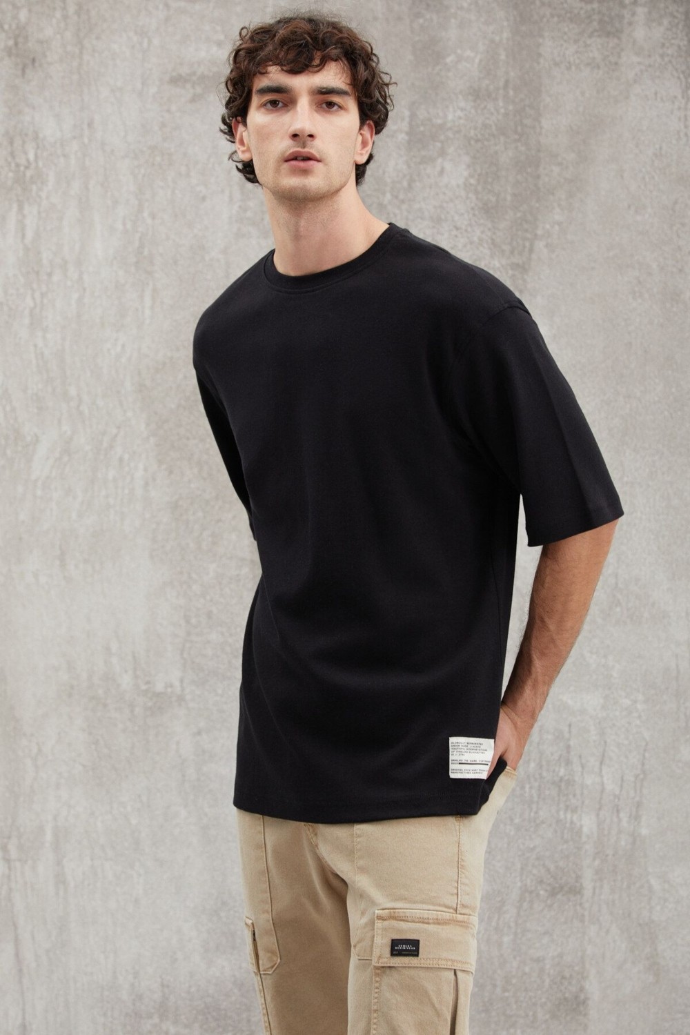 Grimelange Joel Erkek %100 Organik Pamuklu Kalın Kumaşlı Özel Dokulu Etiket Detaylı Oversize Siyah T-shirt görsel 4