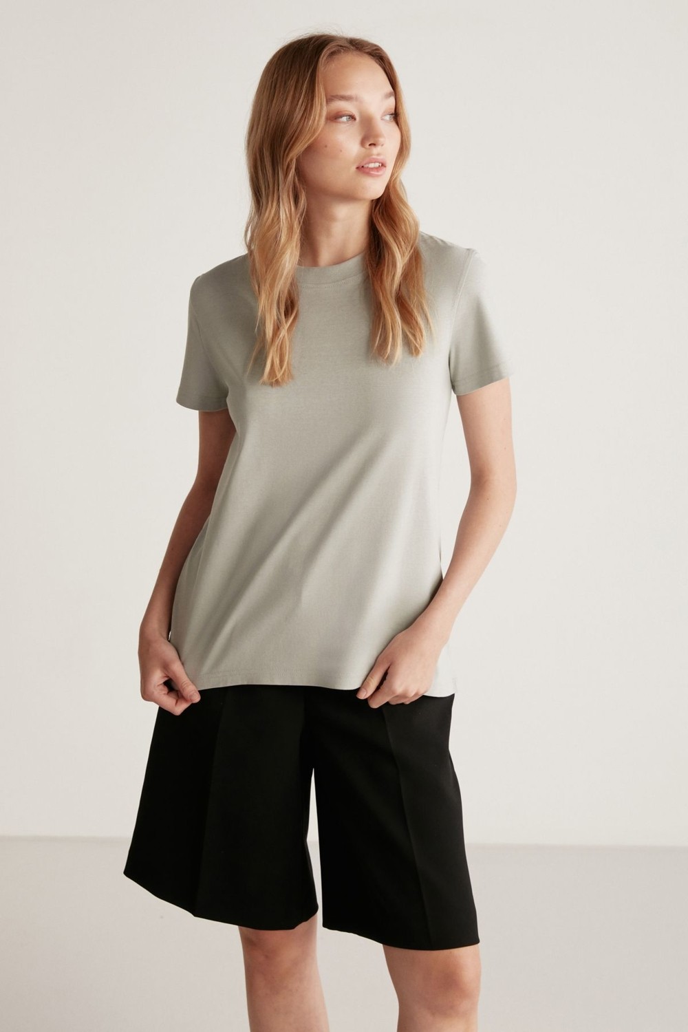 Grimelange Samantha Kadın %100 Organik Pamuklu Comfort Fit Arkası Uzun Basic Örme Beyaz T-shirt