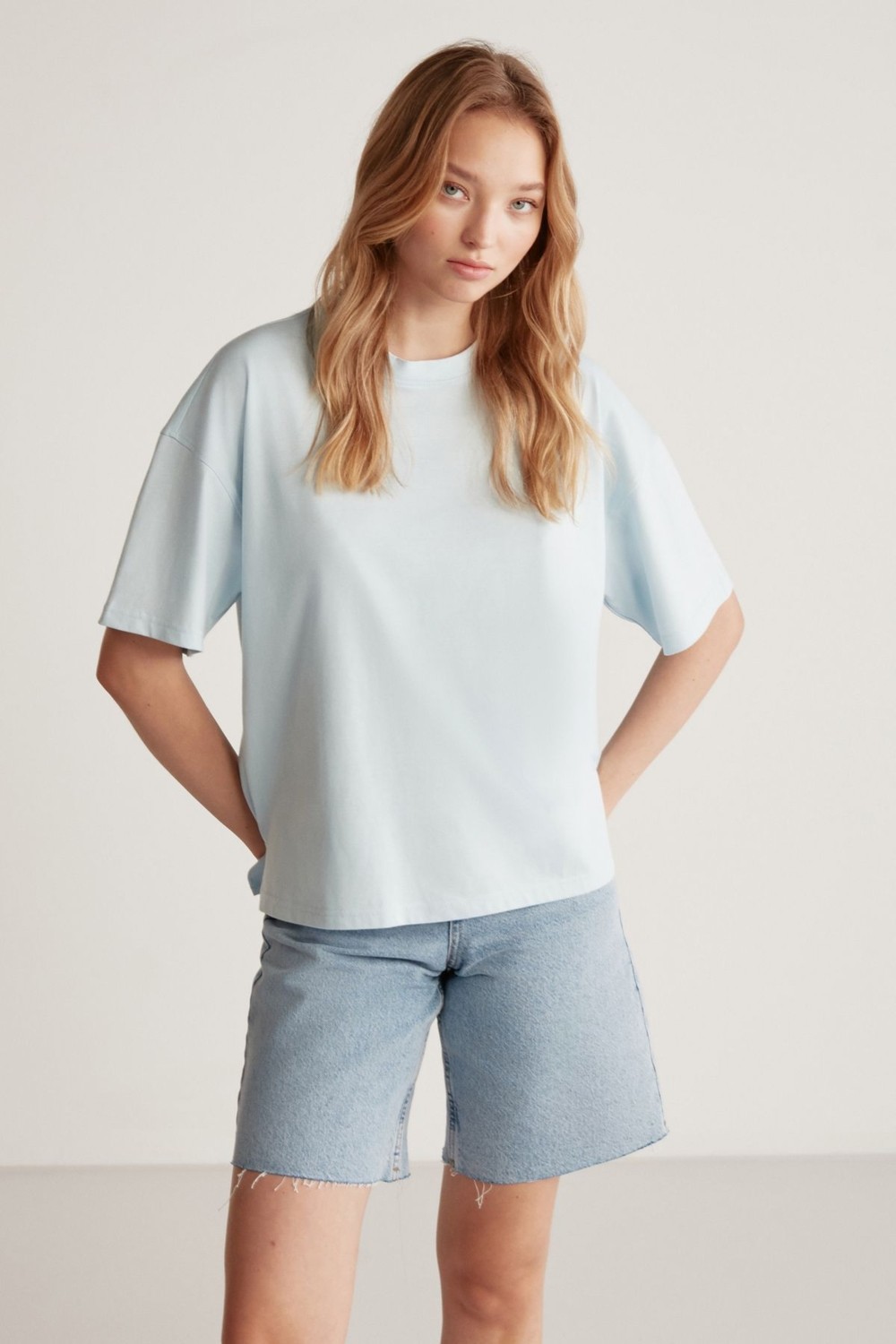 Grimelange Jemmy Kadın %100 Organik Pamuk Relaxed Fit Yırtmaçlı Yuvarlak Yakalı Beyaz T-shirt