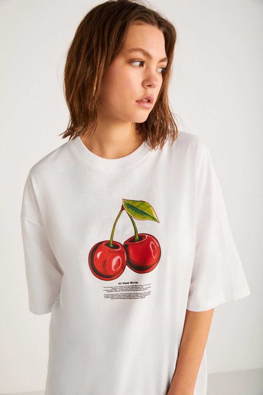 Grimelange Odalys Kadın %100 Organik Pamuklu Oversize Fit Bol Kesim Kiraz Baskılı Bisiklet Yaka Beyaz T-shirt görsel 3
