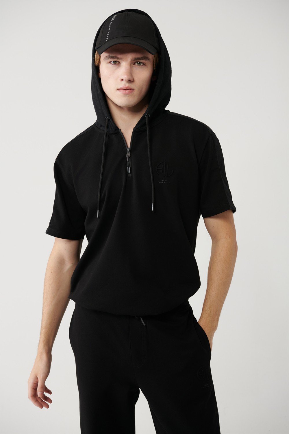 AVVA Erkek Siyah Kapüşonlu Jersey Garnili Regular Fit T-Shirt A41Y1233