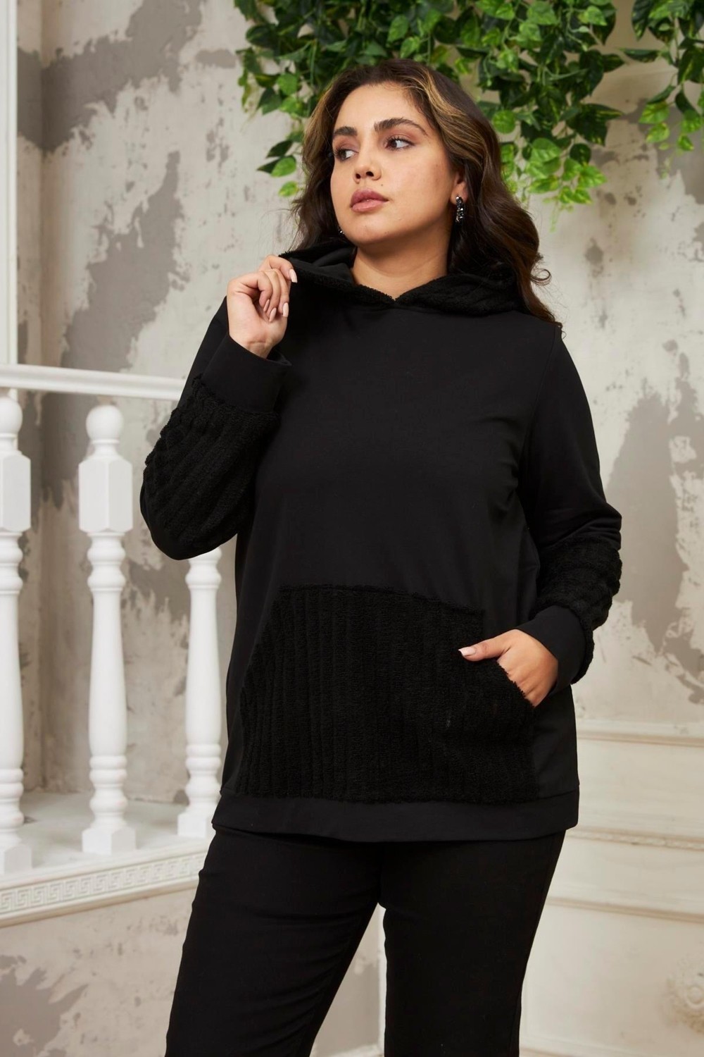 Imagine Giyim Kadın Kol Peluş Garnili Büyük Beden Siyah Sweatshirt - Şıklık ve Rahatlık Bir Arada
