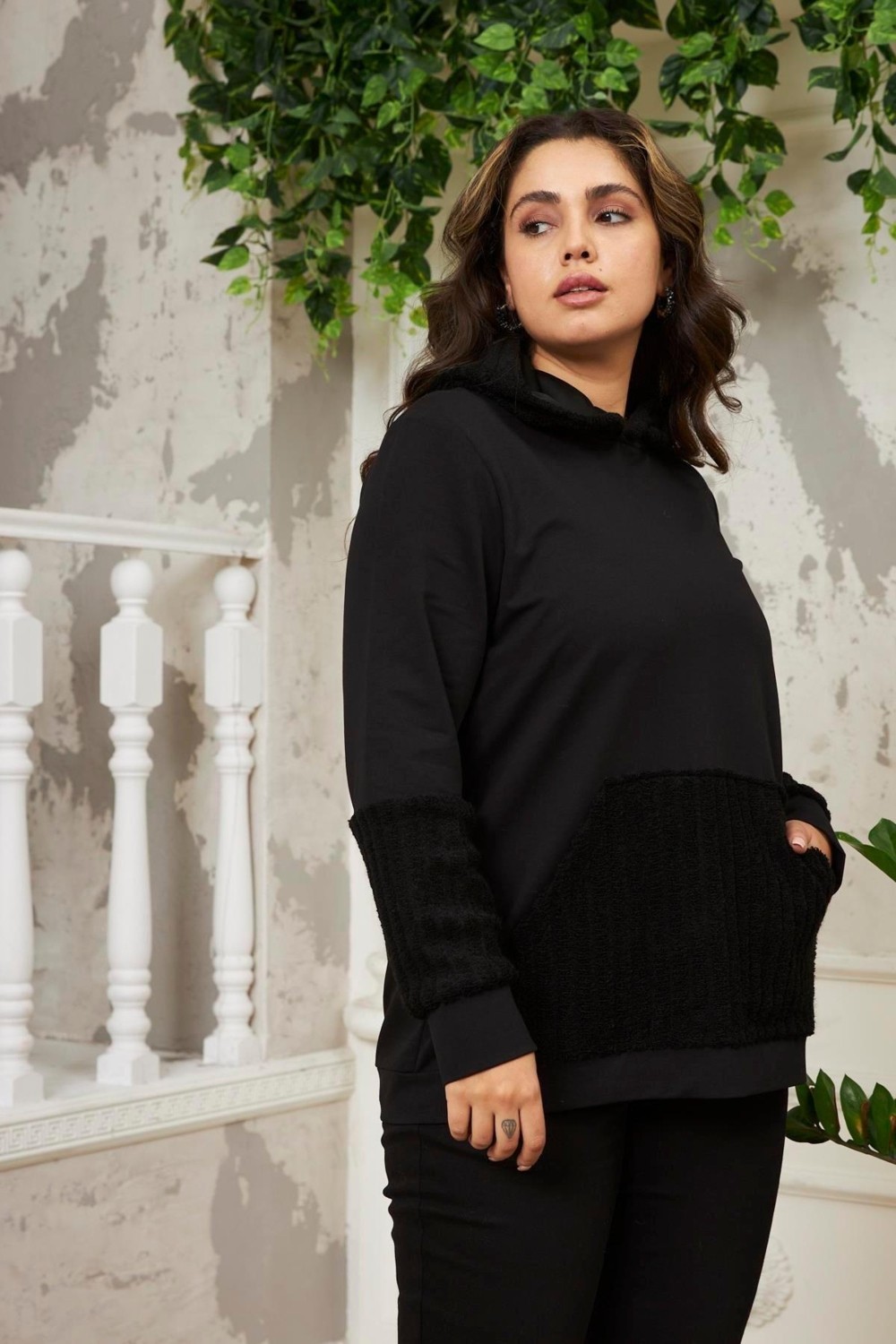 Imagine Giyim Kadın Kol Peluş Garnili Büyük Beden Siyah Sweatshirt - Şıklık ve Rahatlık Bir Arada görsel 2