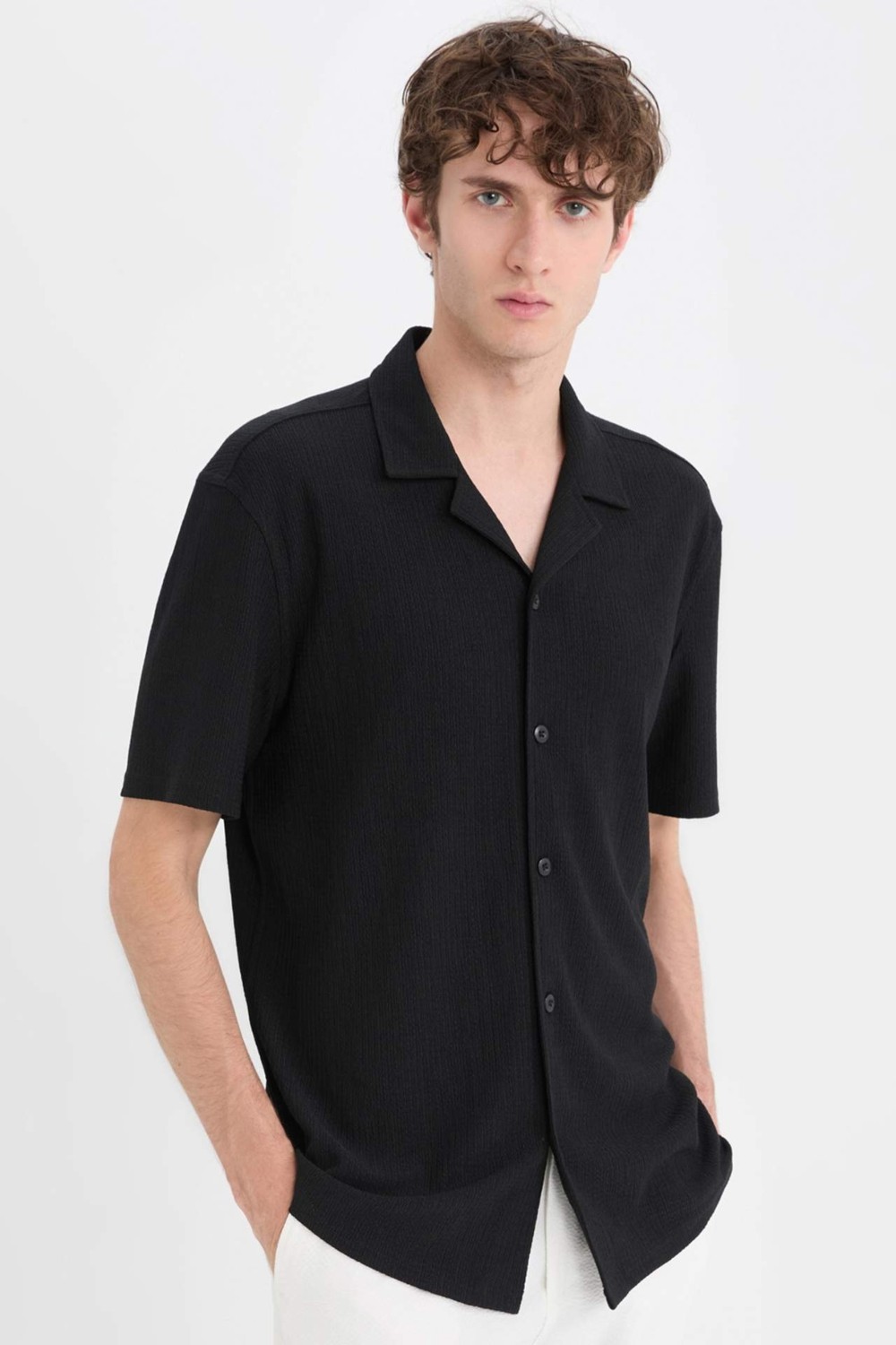 DeFacto Kırışmaz Modern Fit Polo Yaka Dokulu Penye Kısa Kollu Gömlek C4125AX25SM