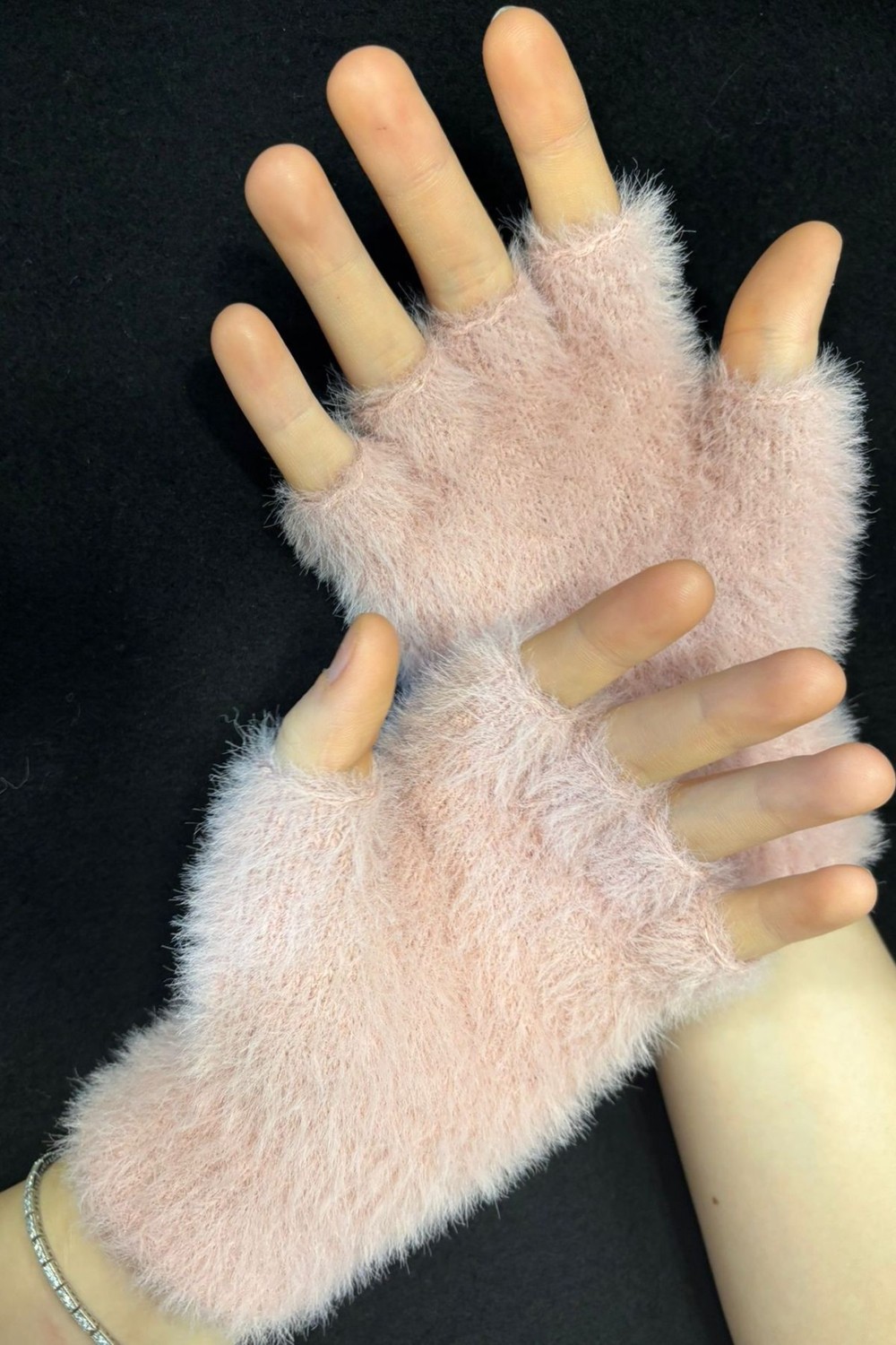 Mediterian Yumuşak peluş kesik parmak eldiven, şık ve rahat tasarım, pembe dokuma materyal görsel 2
