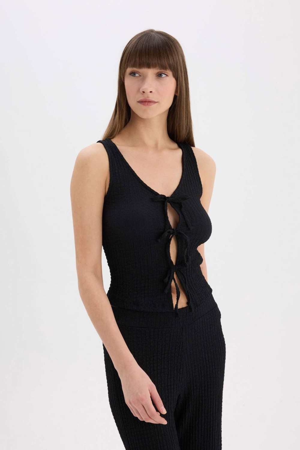 DeFacto Slim Fit Dar Kesim V Yaka Kırışık Dokulu Önü Bağlamalı Kolsuz Bluz D3568AX25SP görsel 4