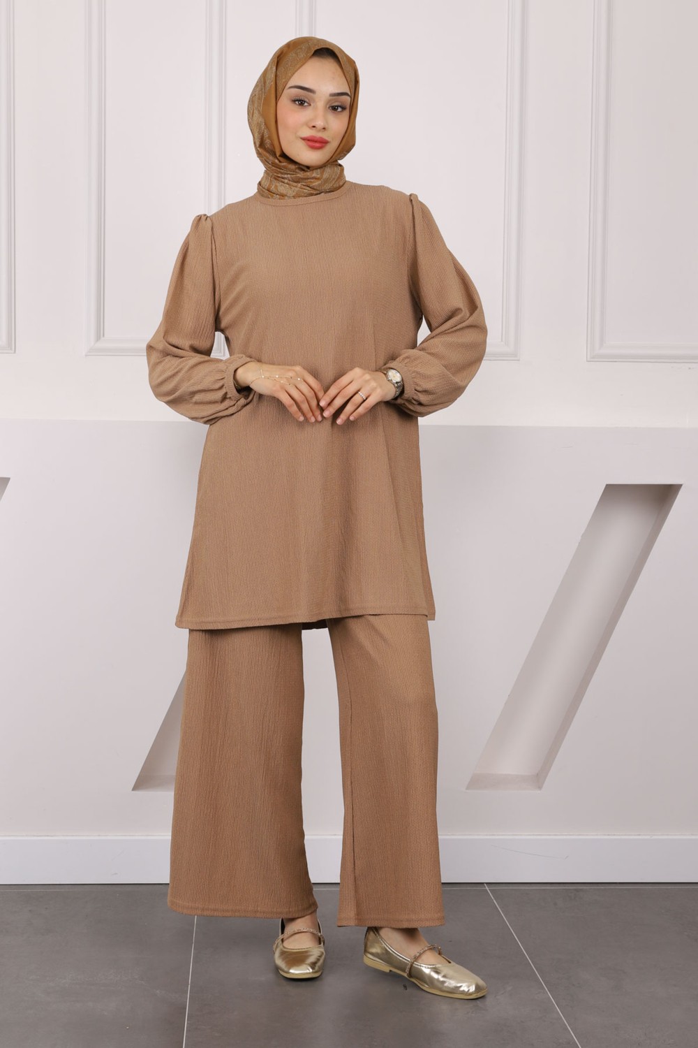 İmaj Butik Kadın Çağla Renkli Tunik Pantolonlu Takım Dokuma Kumaş ile Modern Stil Sunuyor