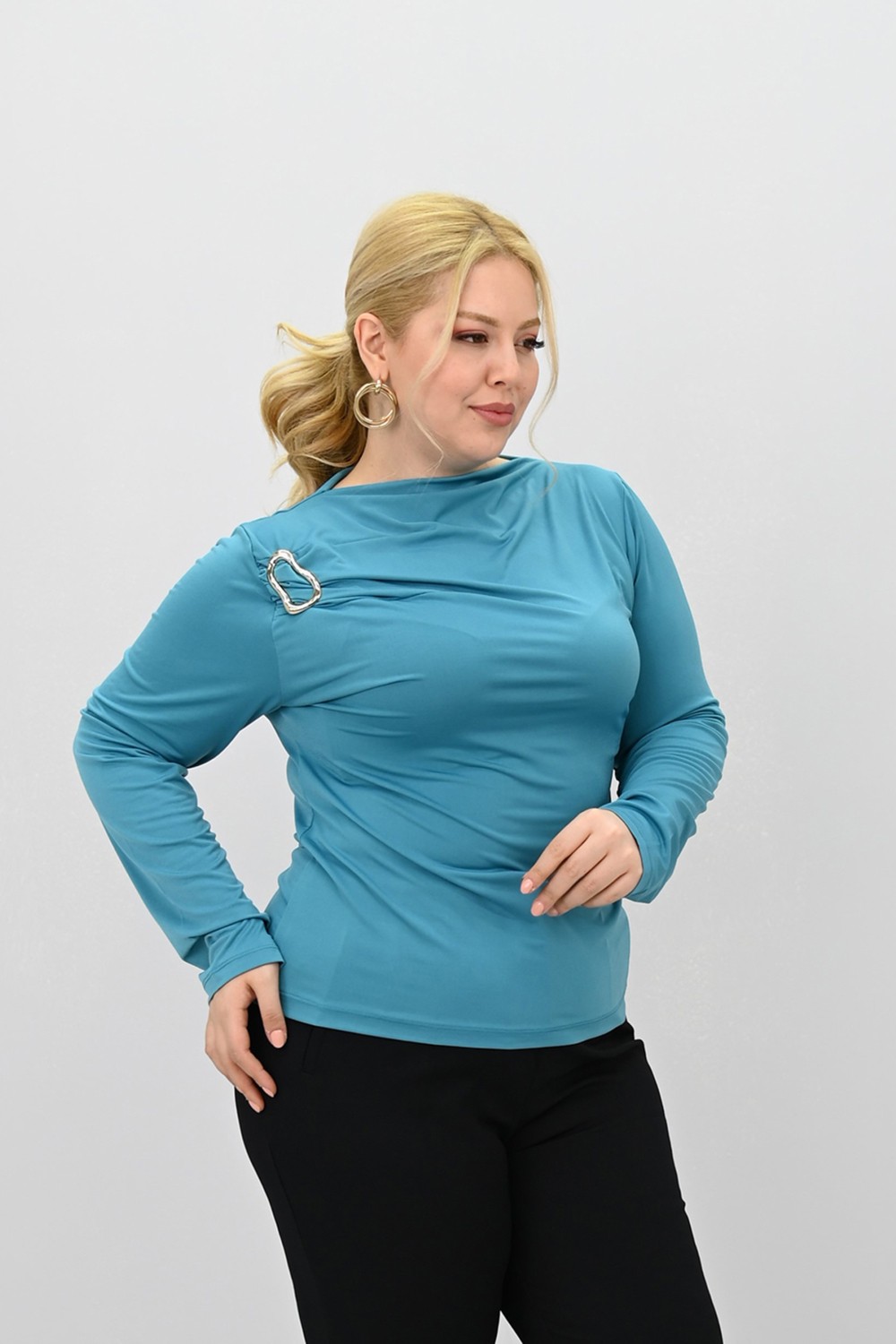Koza Butik Kadın Büyük Beden Aksesuar Detaylı Drapeli Bluz 1924-25 görsel 4