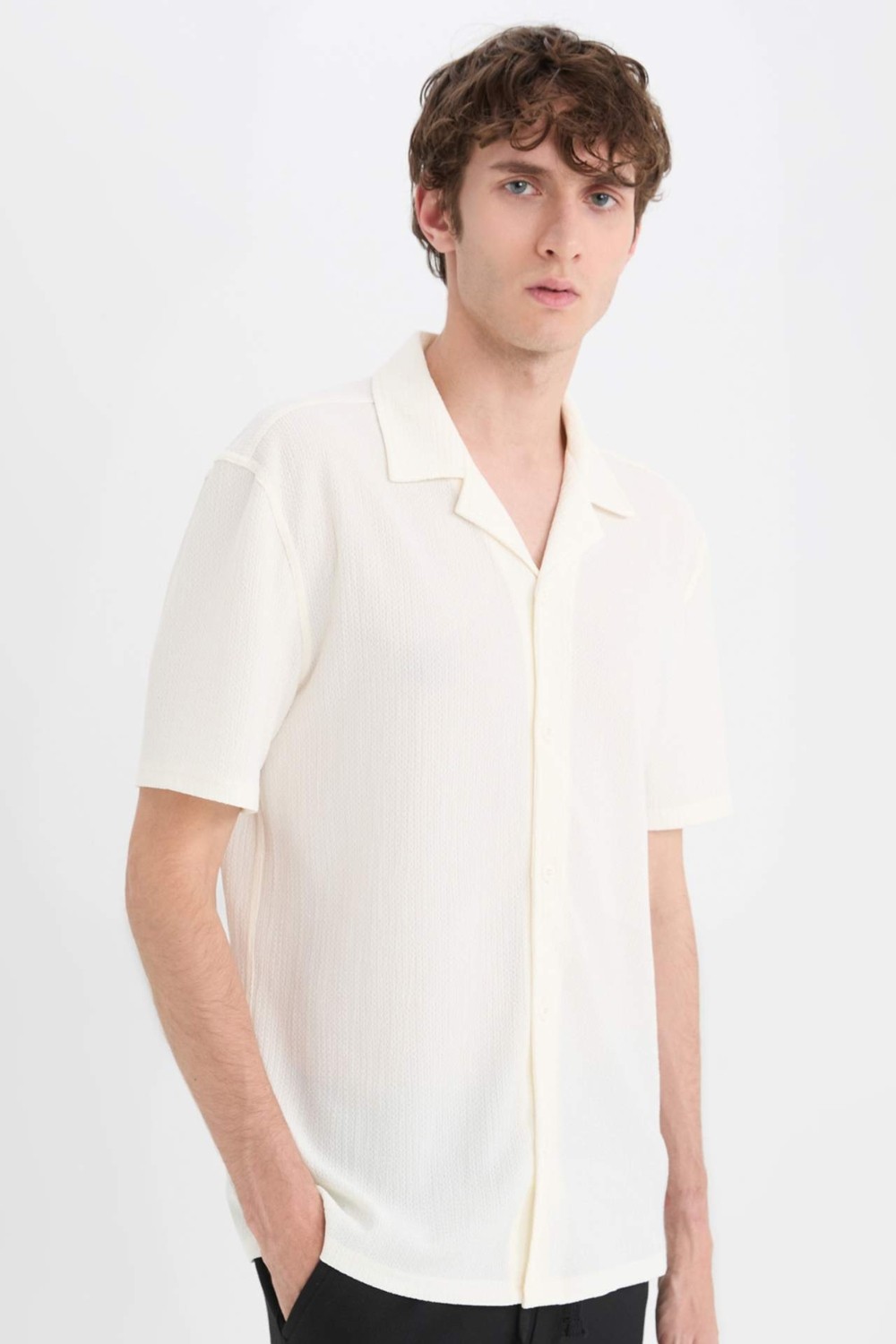 DeFacto Kırışmaz Modern Fit Polo Yaka Dokulu Penye Kısa Kollu Gömlek C4125AX25SM