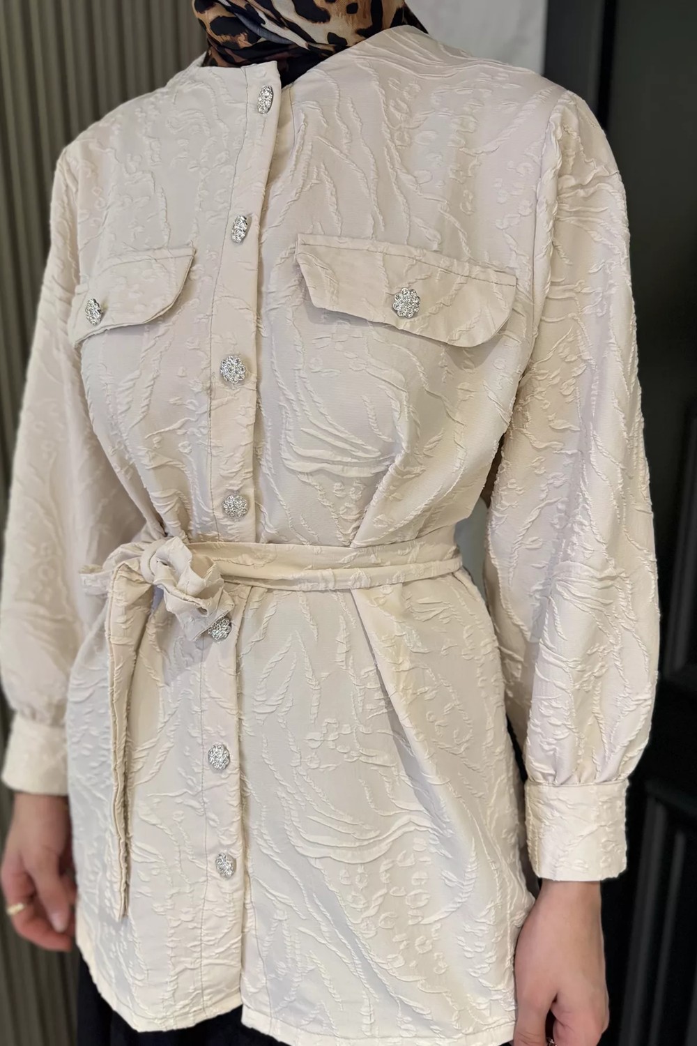 Julude Kadın Kabartma Desenli Kuşak Detaylı Tesettür Gömlek Tunik P-00016352 görsel 3