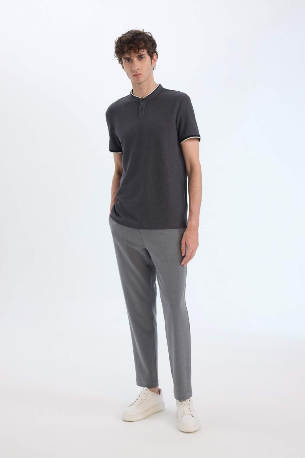 DeFacto Slim Fit Dar Kesim Dik Yaka Dokulu Kısa Kollu Waffle Polo Tişört Z4262AZ25SM görsel 2