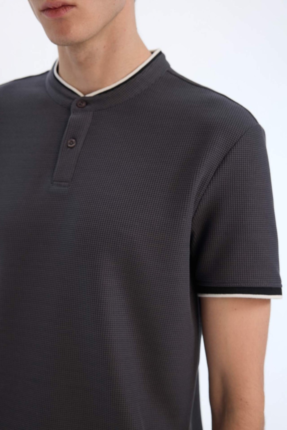 DeFacto Slim Fit Dar Kesim Dik Yaka Dokulu Kısa Kollu Waffle Polo Tişört Z4262AZ25SM görsel 5