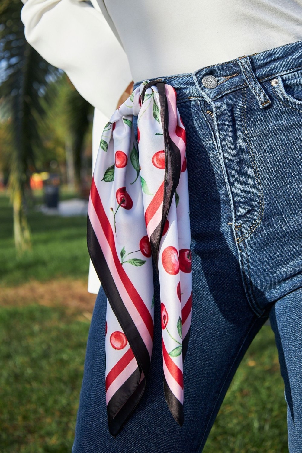 Dscarf Kadın Kiraz Desenli Fular Bandana Çok Renkli İpeksi Görünümlü %100 Polyester Kumaş görsel 3