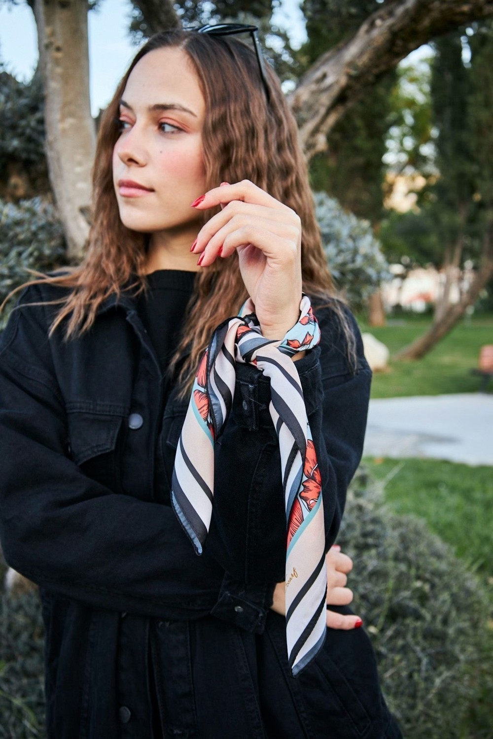 Dscarf Kadın Fular Bandana Çok Renkli Çiçek Deseniyle Şık Görünüm Sunan Kumaş Özellikleri görsel 3