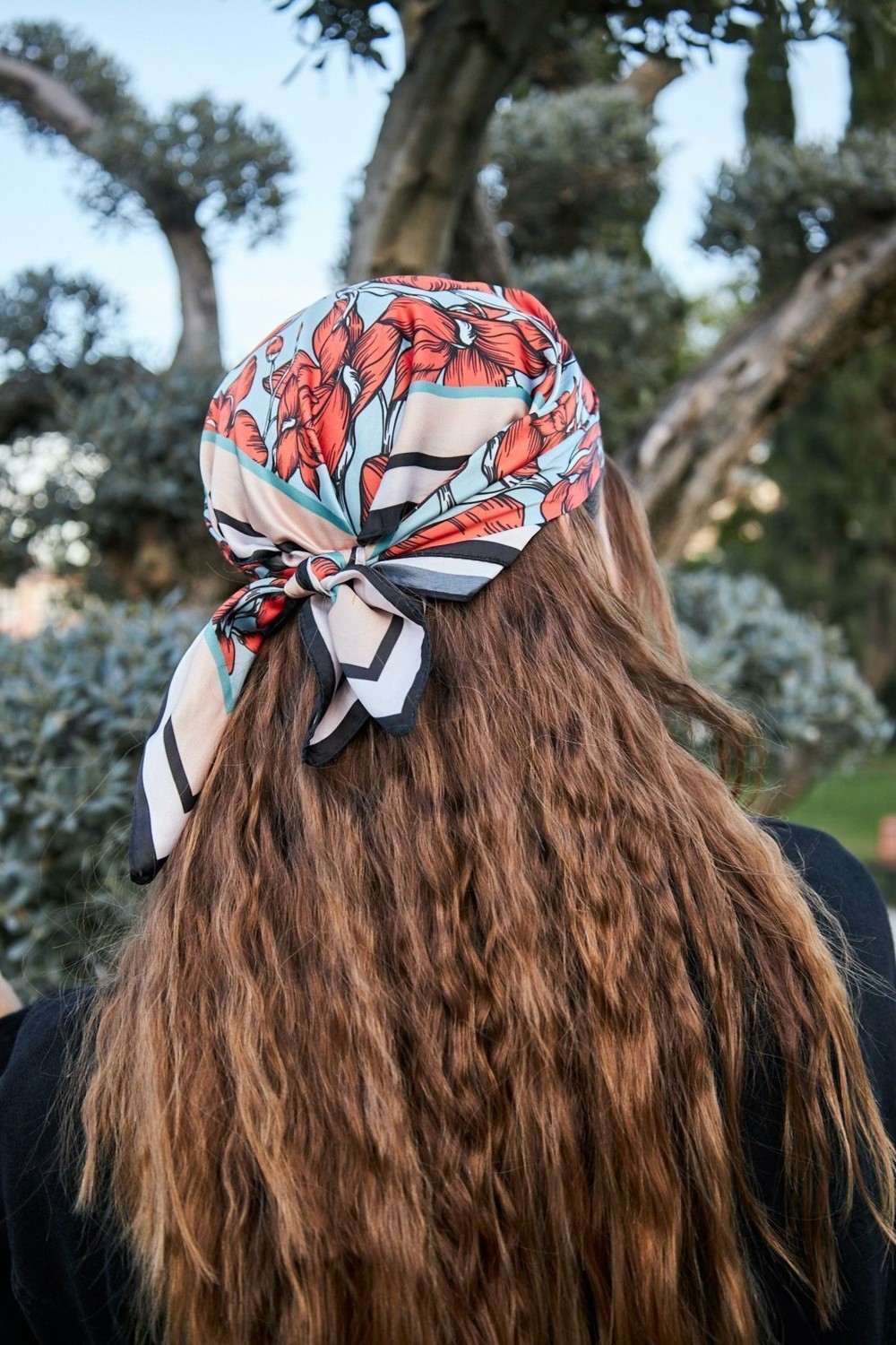 Dscarf Kadın Fular Bandana Çok Renkli Çiçek Deseniyle Şık Görünüm Sunan Kumaş Özellikleri görsel 4