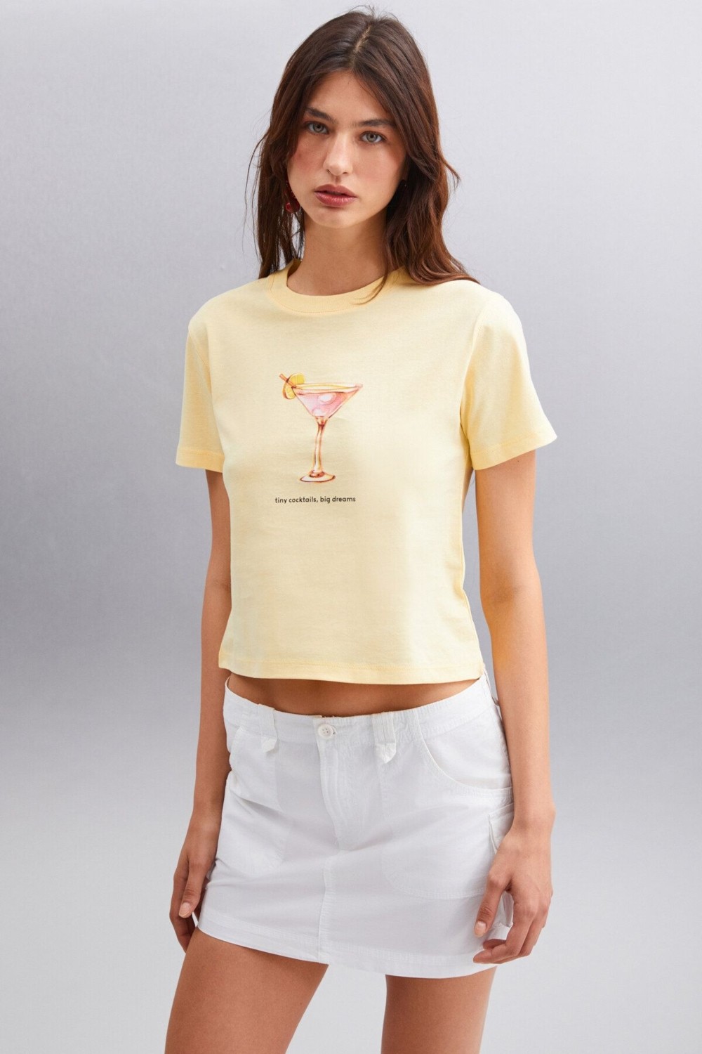 Grimelange Ivonne Kadın Cocktail Baskı Desenli Kısa Kollu Organik Pamuklu Bisiklet Yaka Crop Beyaz T-shirt görsel 3