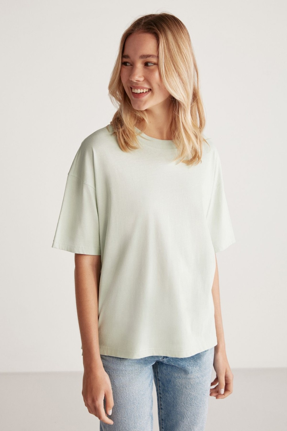 Grimelange Jemmy Kadın %100 Organik Pamuk Relaxed Fit Yırtmaçlı Yuvarlak Yakalı Beyaz T-shirt görsel 4