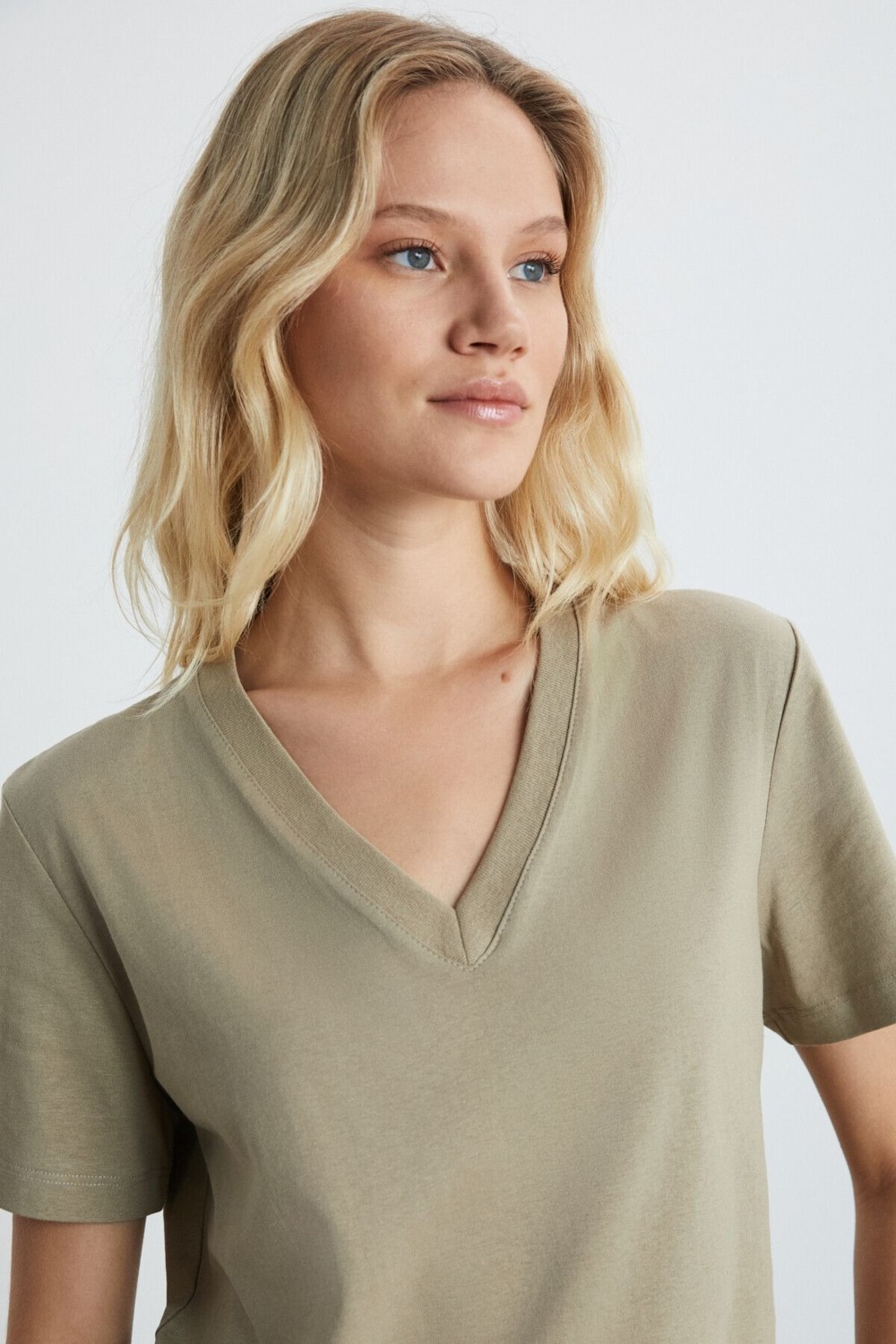 Grimelange Alıne Kadın %100 Organik Pamuk Derin V Yakalı Comfort Fit Siyah T-shirt görsel 4