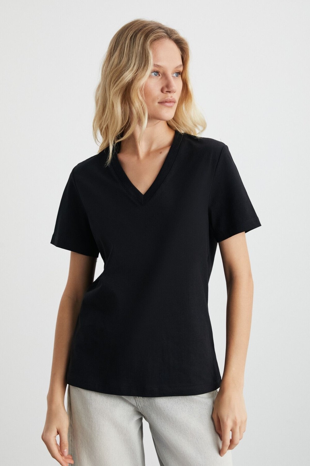 Grimelange Alıne Kadın %100 Organik Pamuk Derin V Yakalı Comfort Fit Siyah T-shirt görsel 7