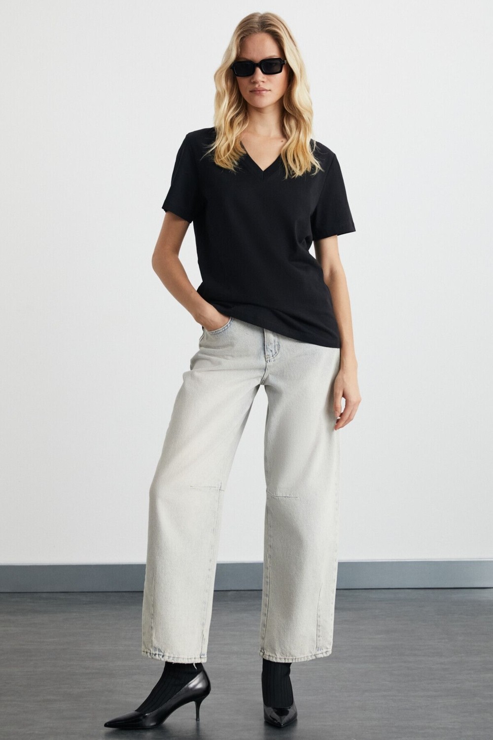 Grimelange Alıne Kadın %100 Organik Pamuk Derin V Yakalı Comfort Fit Siyah T-shirt görsel 8