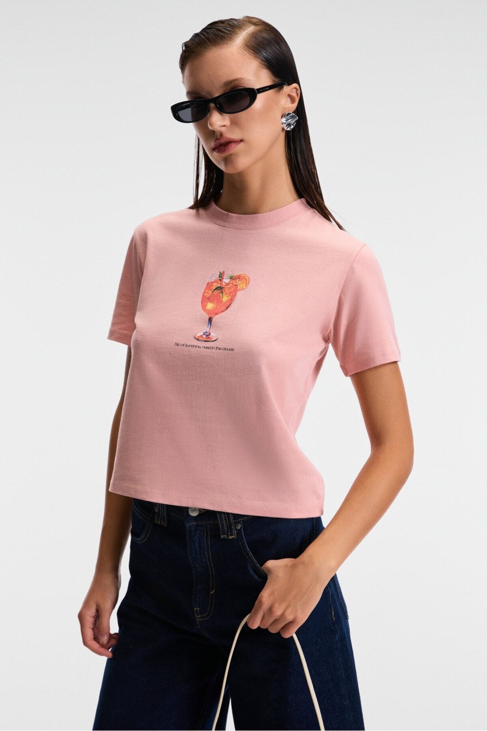 Grimelange Ivonne Kadın Cocktail Baskı Desenli Kısa Kollu Organik Pamuklu Bisiklet Yaka Crop Beyaz T-shirt