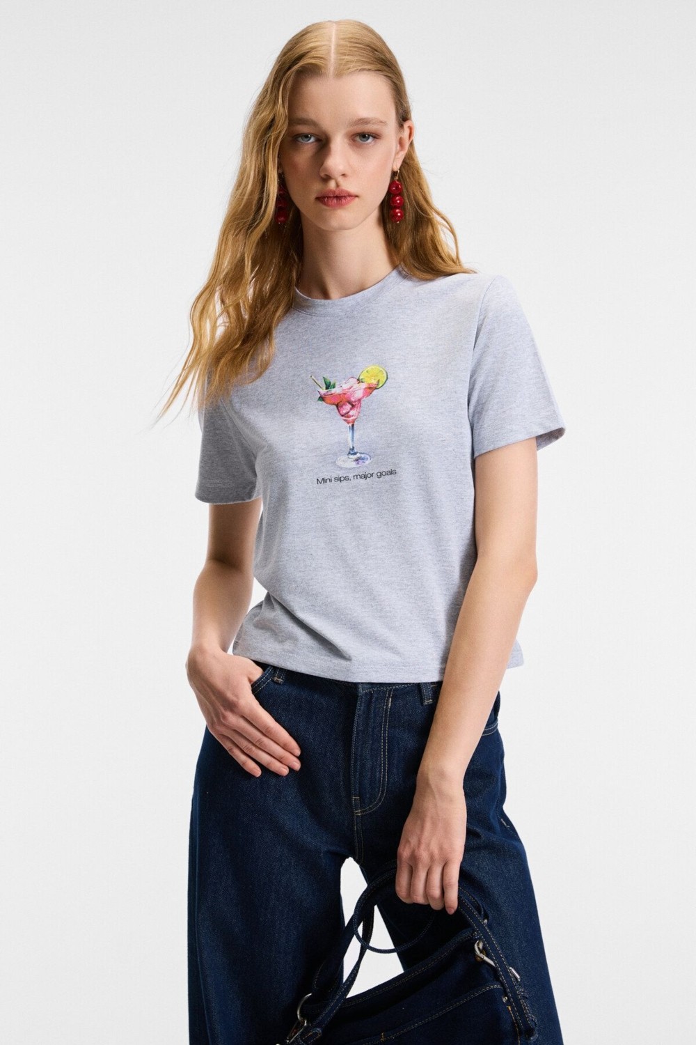 Grimelange Ivonne Kadın Cocktail Baskı Desenli Kısa Kollu Organik Pamuklu Bisiklet Yaka Crop Beyaz T-shirt