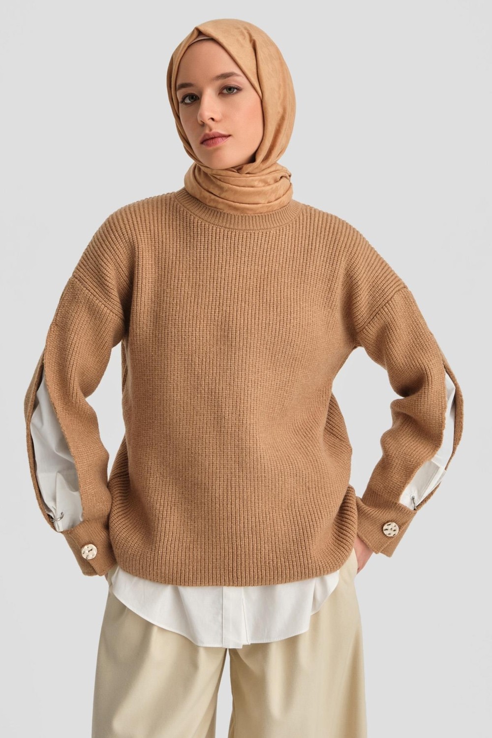 Armine Kolu Yırtmaç Detaylı Kazak 24KD4201 Camel