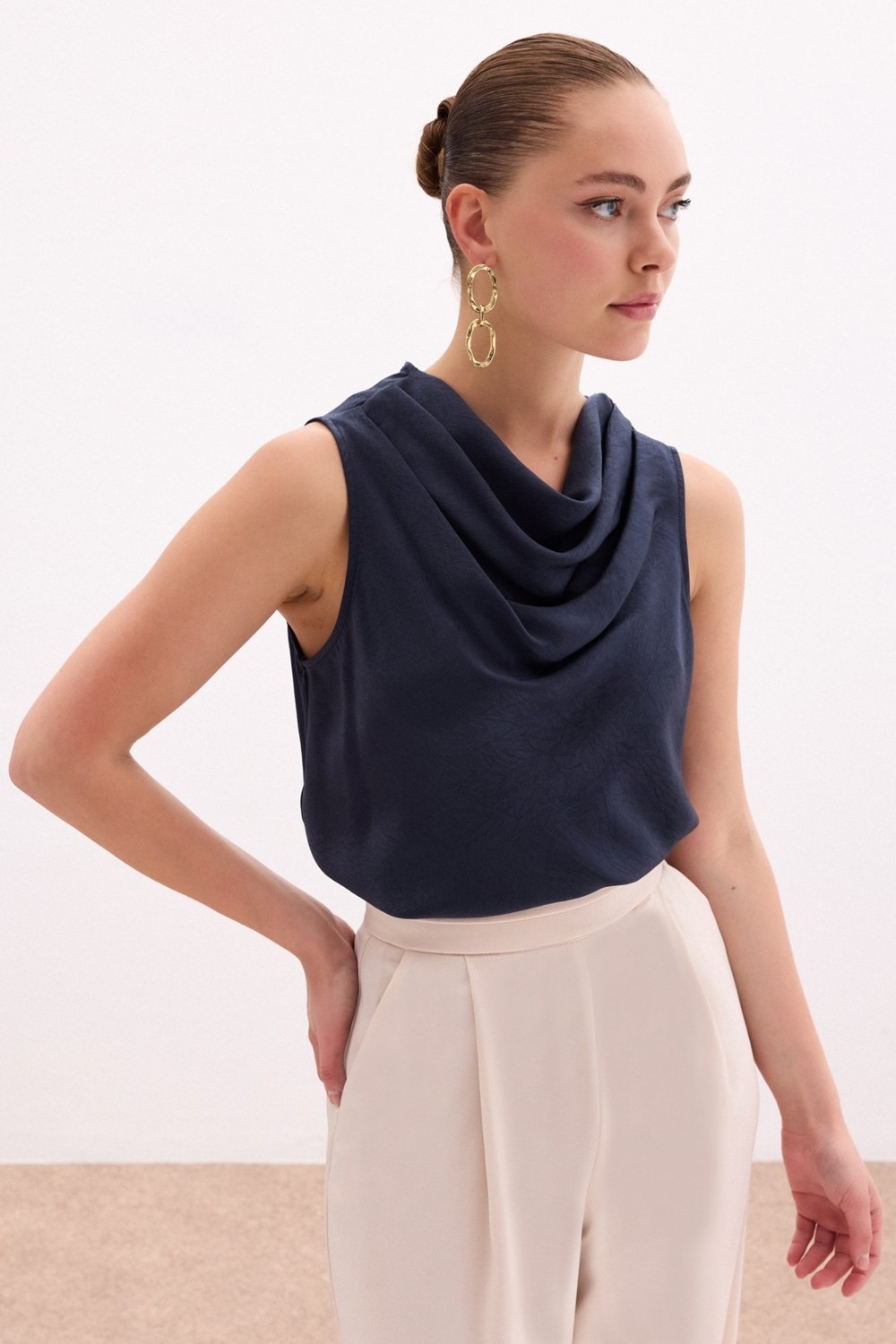 Sateen Degaje Yaka Saten Bluz - Siyah görsel 2
