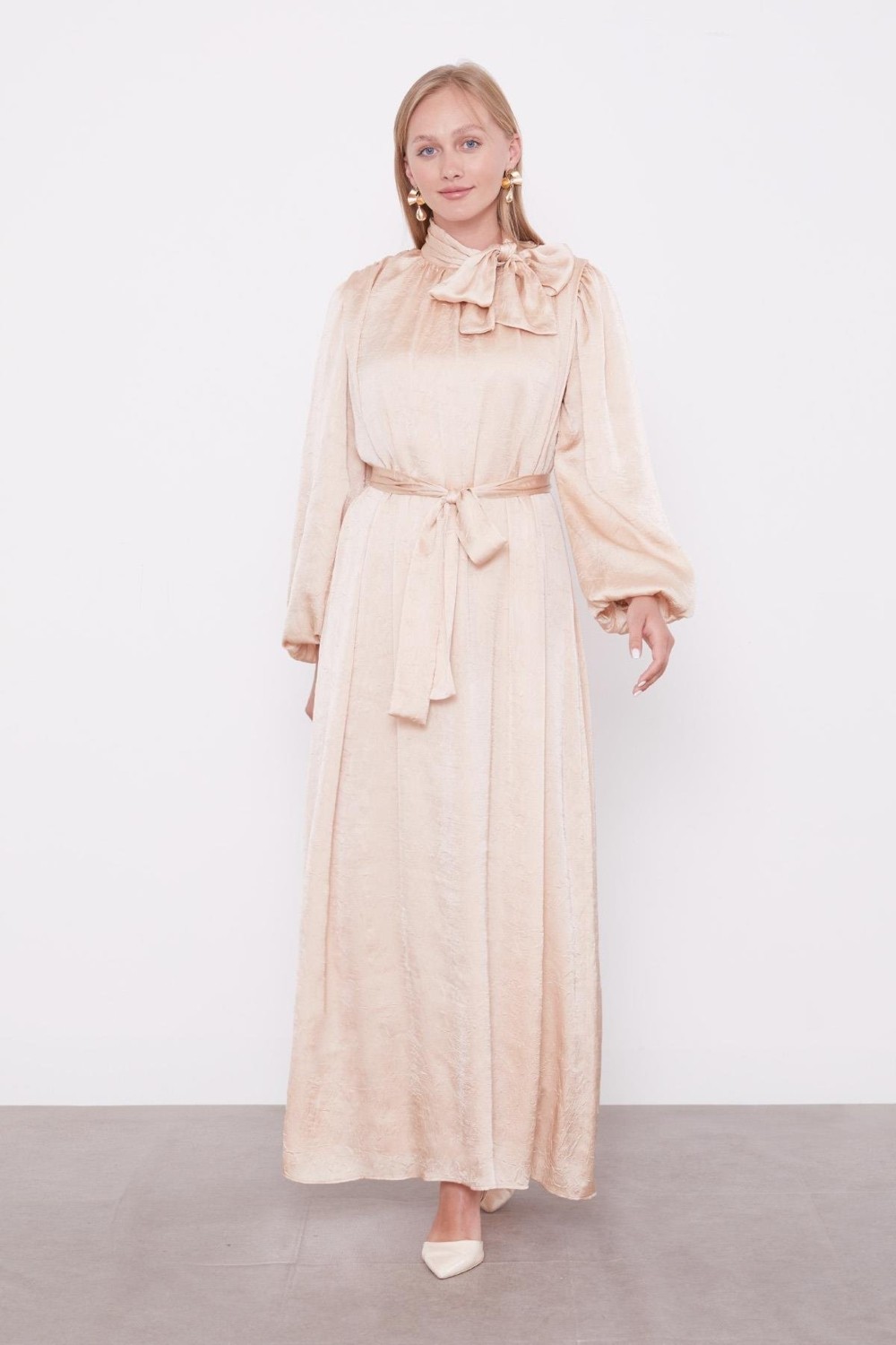 Lêvi D'or Siyah Kuşak Detaylı Saten Kraş Elbise