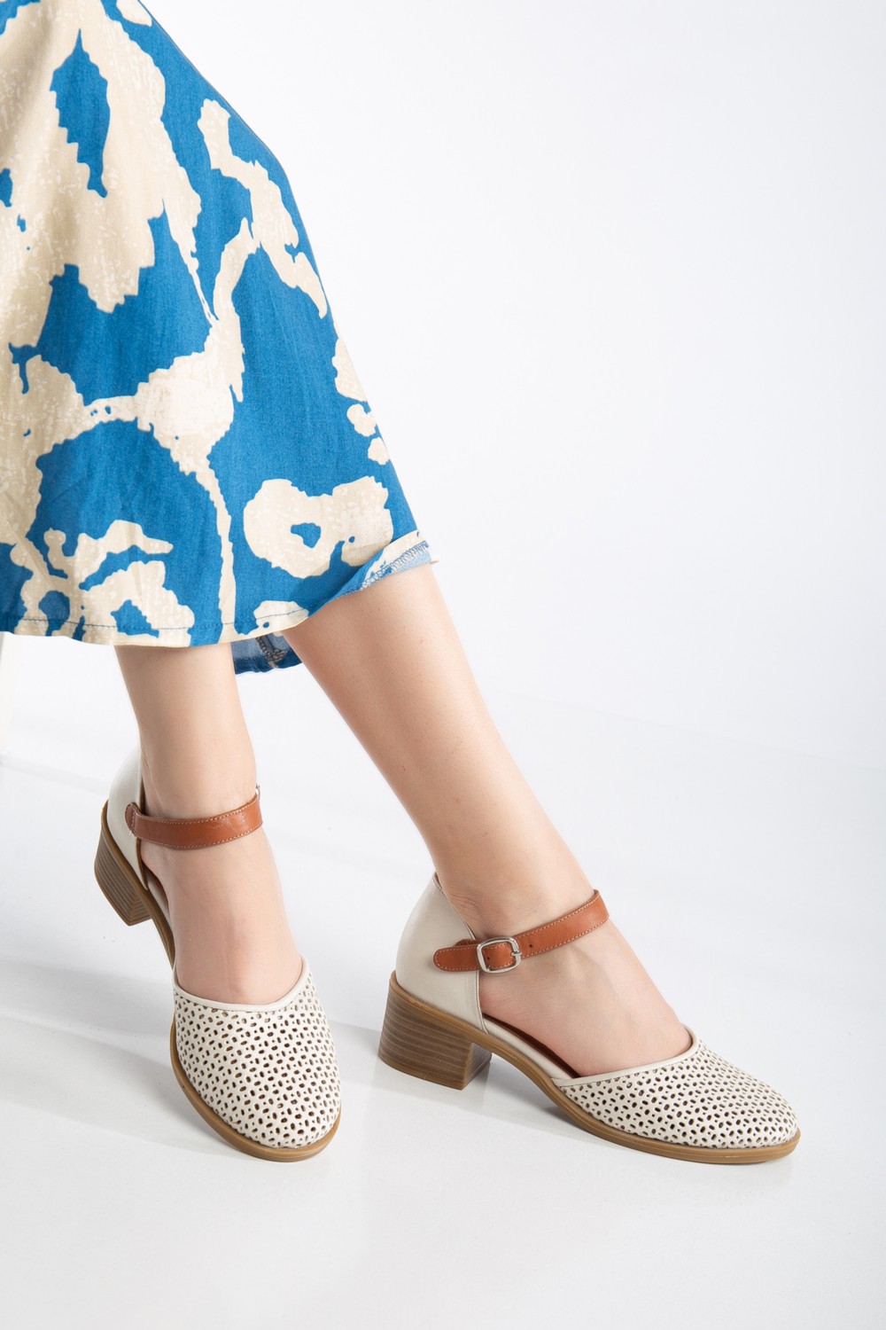 Analin Shoes Kadın Hakiki Deri Burnu Kapalı Delikli Sandalet - Gümüş
