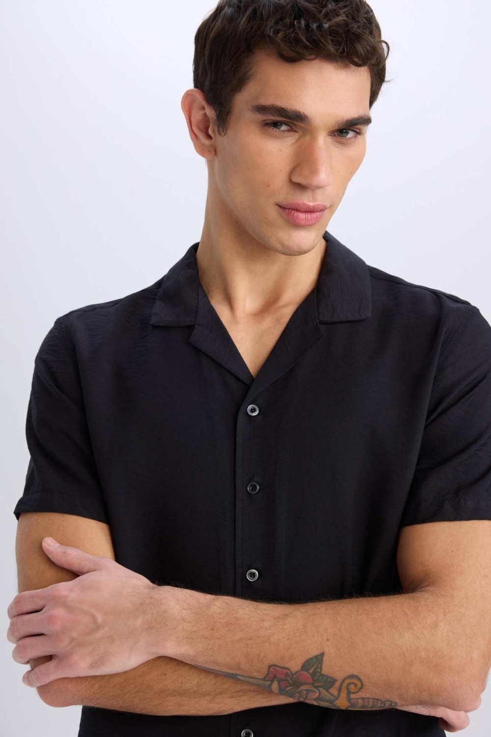 DeFacto Modern Fit Yazlık Polo Yaka Basic Düz Kısa Kollu Gömlek V8406AZ25SM görsel 4