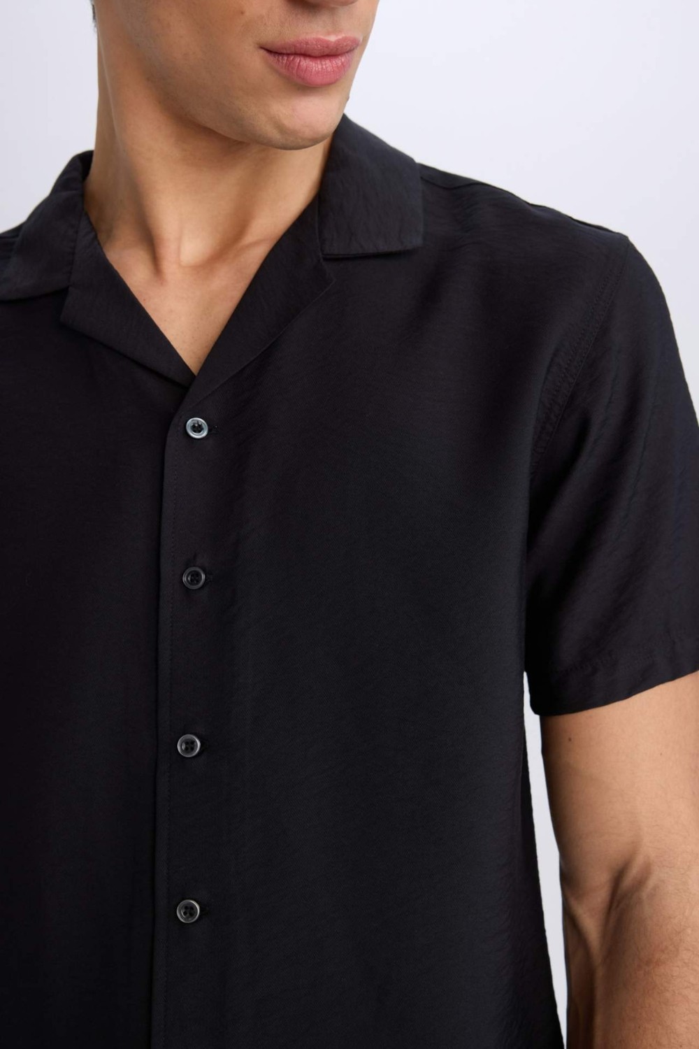 DeFacto Modern Fit Yazlık Polo Yaka Basic Düz Kısa Kollu Gömlek V8406AZ25SM görsel 5