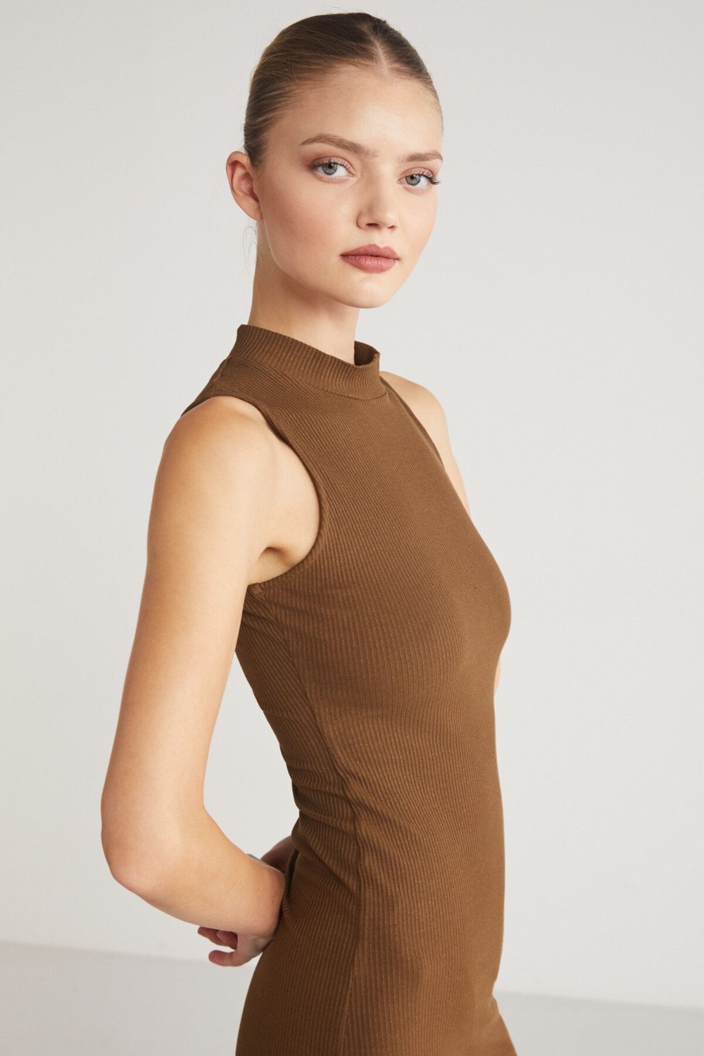Grimelange PANNI Kadın Bisiklet Yaka Kolsuz Slim Fit Midi Kahverengi Elbise görsel 4