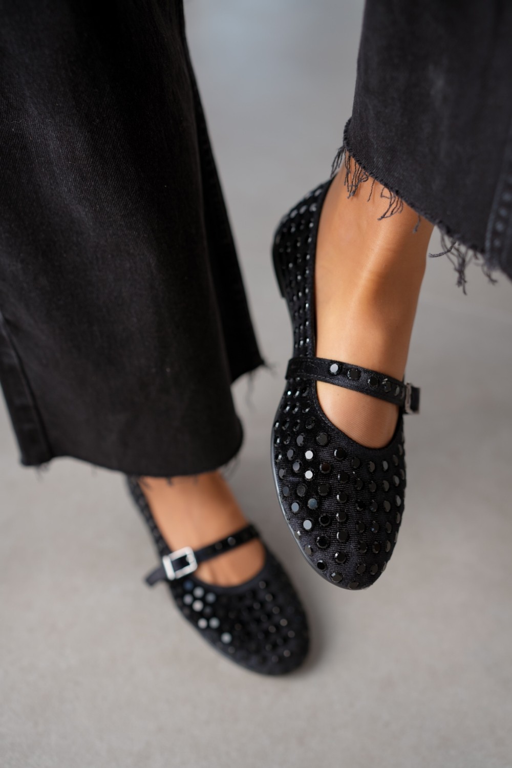 Selin Shoes Caren Siyah Kadife Kumaş Üzerine Parıltılı Taş Detaylı Bilekten Bağlamalı Kadın Babet- Siyah