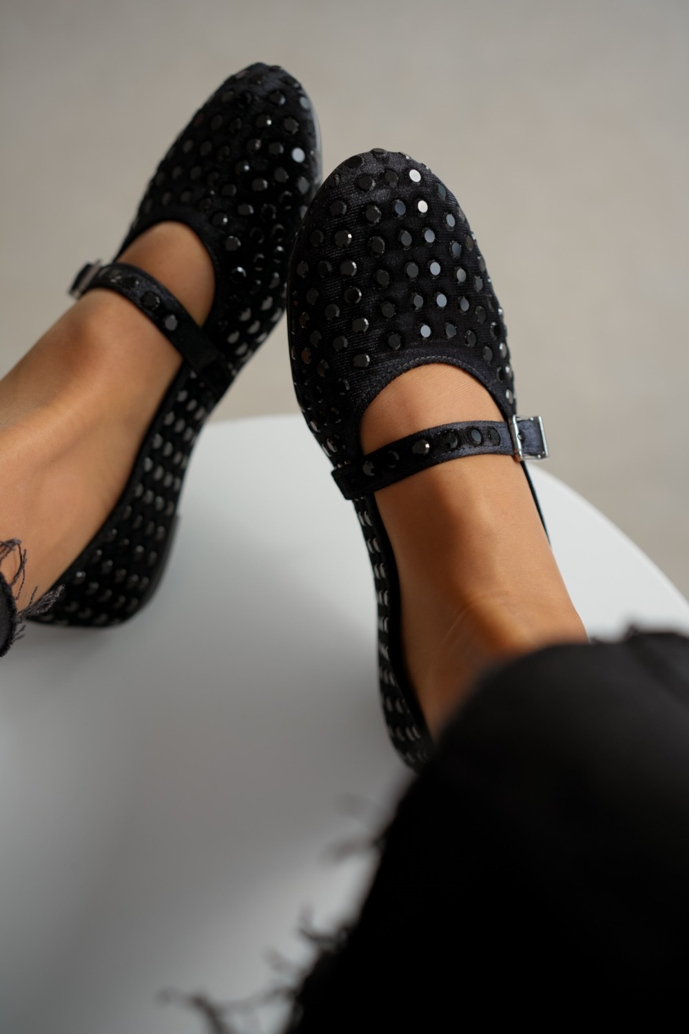 Selin Shoes Caren Siyah Kadife Kumaş Üzerine Parıltılı Taş Detaylı Bilekten Bağlamalı Kadın Babet- Siyah görsel 2