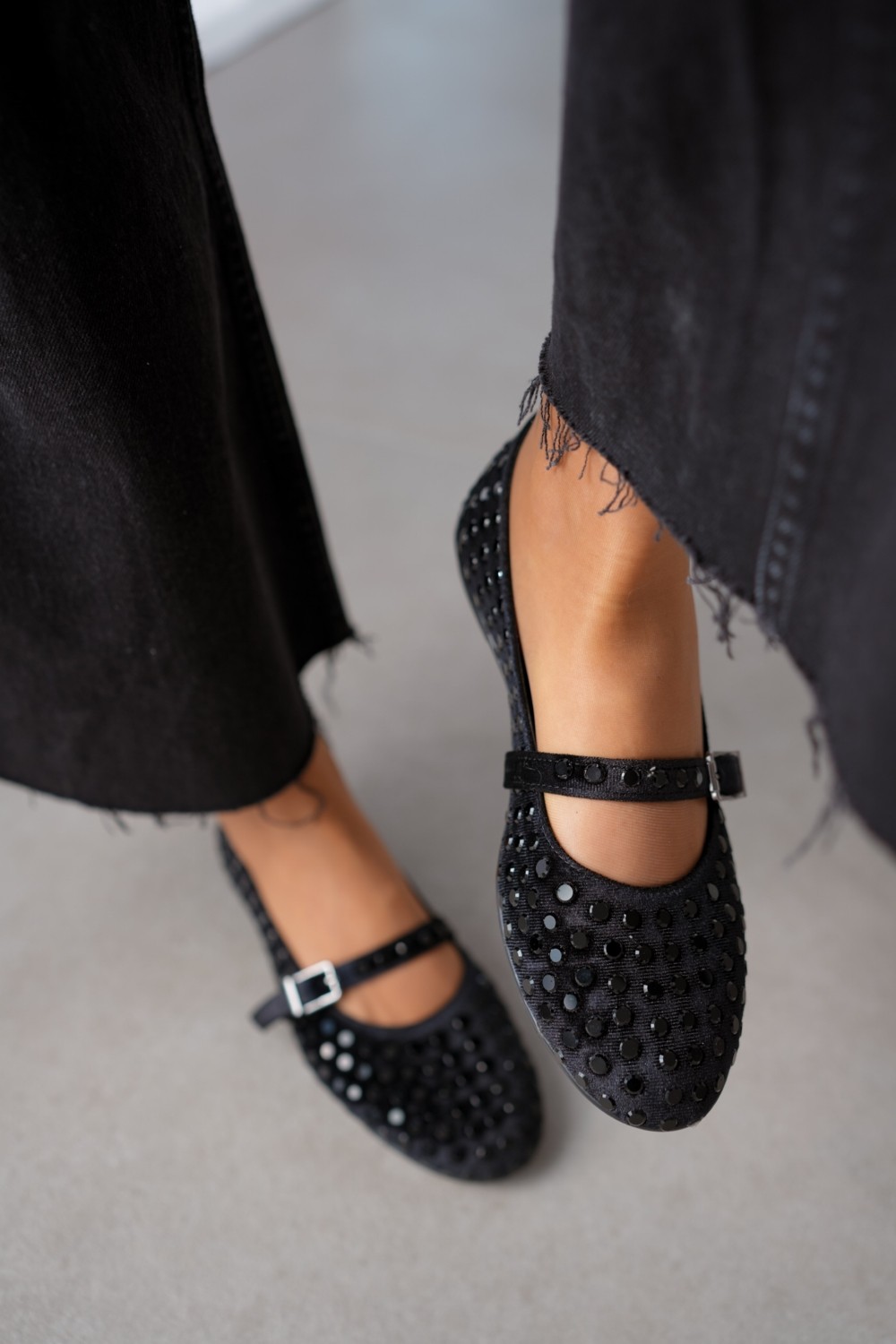 Selin Shoes Caren Siyah Kadife Kumaş Üzerine Parıltılı Taş Detaylı Bilekten Bağlamalı Kadın Babet- Siyah görsel 3