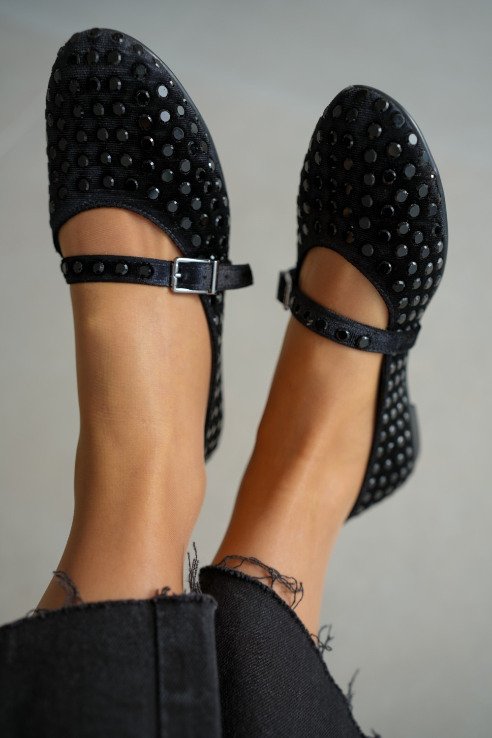 Selin Shoes Caren Siyah Kadife Kumaş Üzerine Parıltılı Taş Detaylı Bilekten Bağlamalı Kadın Babet- Siyah görsel 4