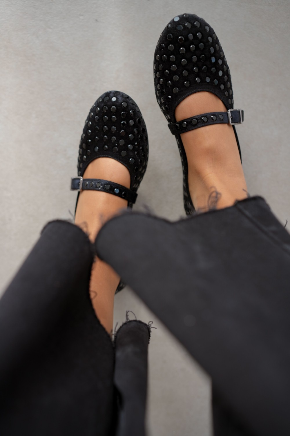 Selin Shoes Caren Siyah Kadife Kumaş Üzerine Parıltılı Taş Detaylı Bilekten Bağlamalı Kadın Babet- Siyah görsel 5