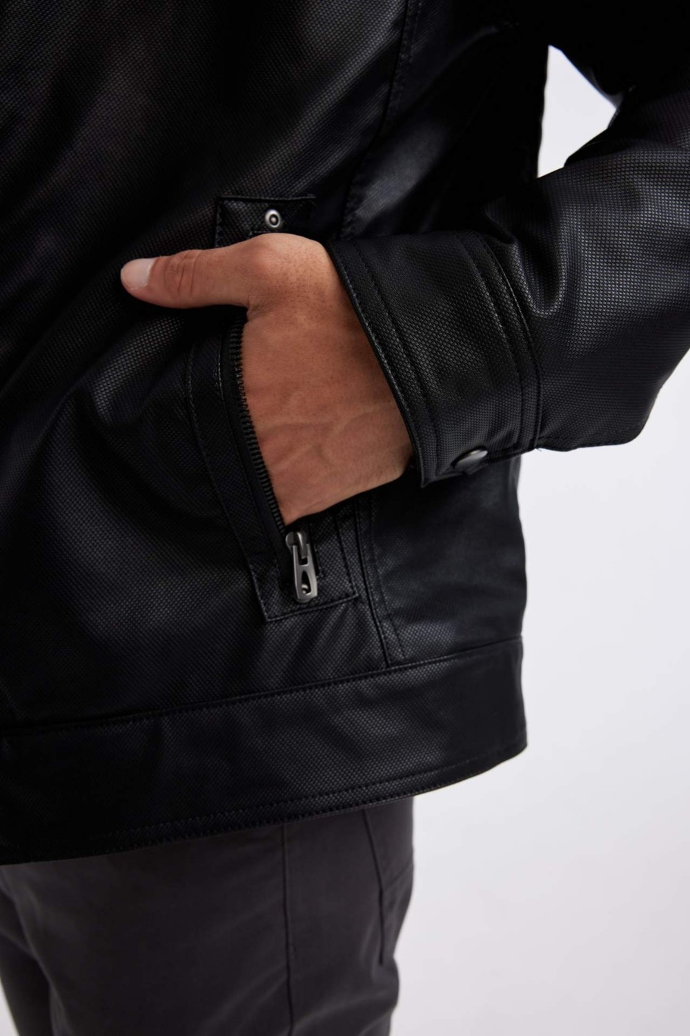 DeFacto Su İtici Slim Fit Dar Kesim Çıkarılabilir Kapüşonlu Pelüş Astarlı Fermuarlı Suni Deri Ceket Mont N9693AZ24WN görsel 7